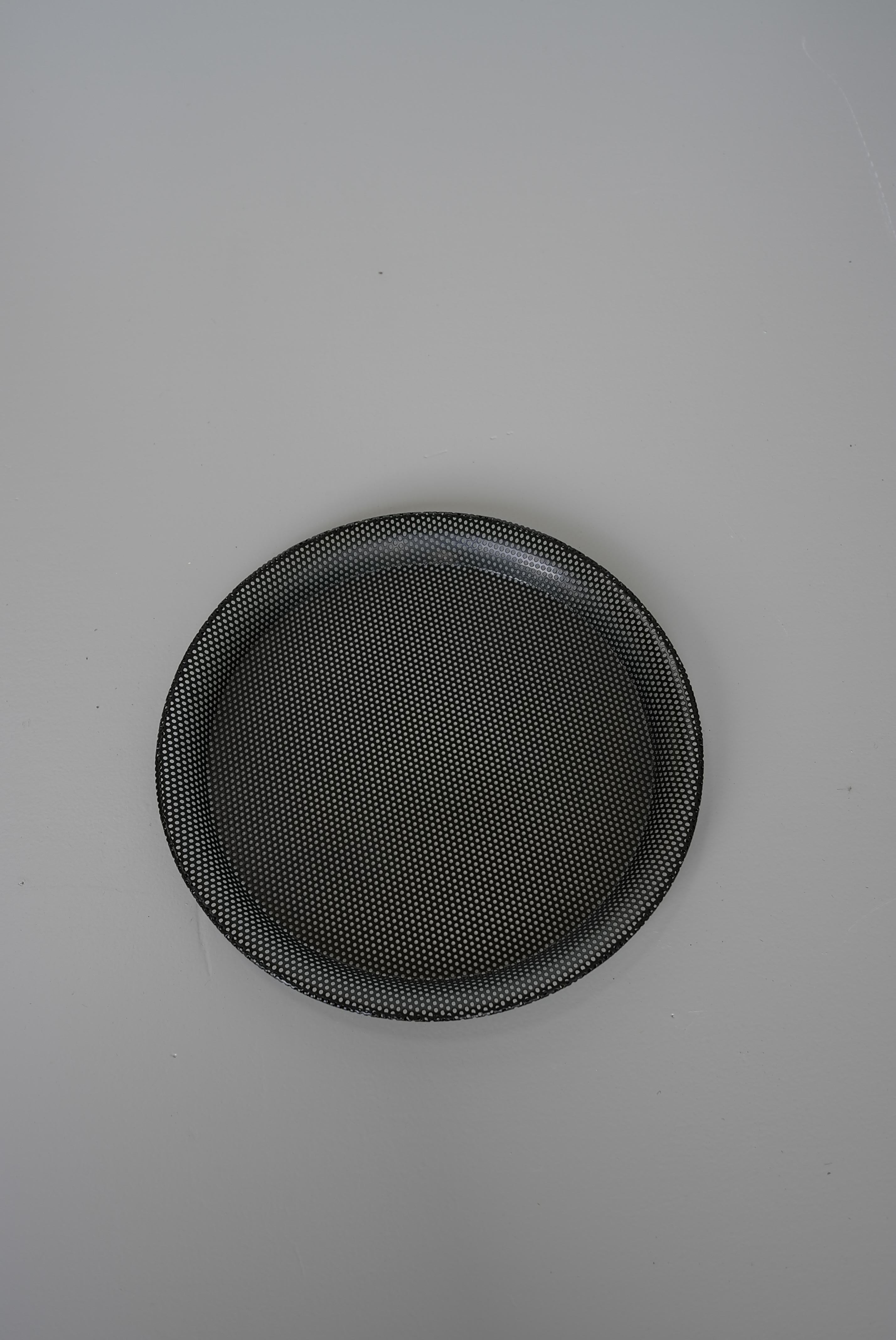 Schwarzes rundes Metalltablett Entworfen von Mathieu Matégot, Frankreich, 1950er Jahre im Angebot 1