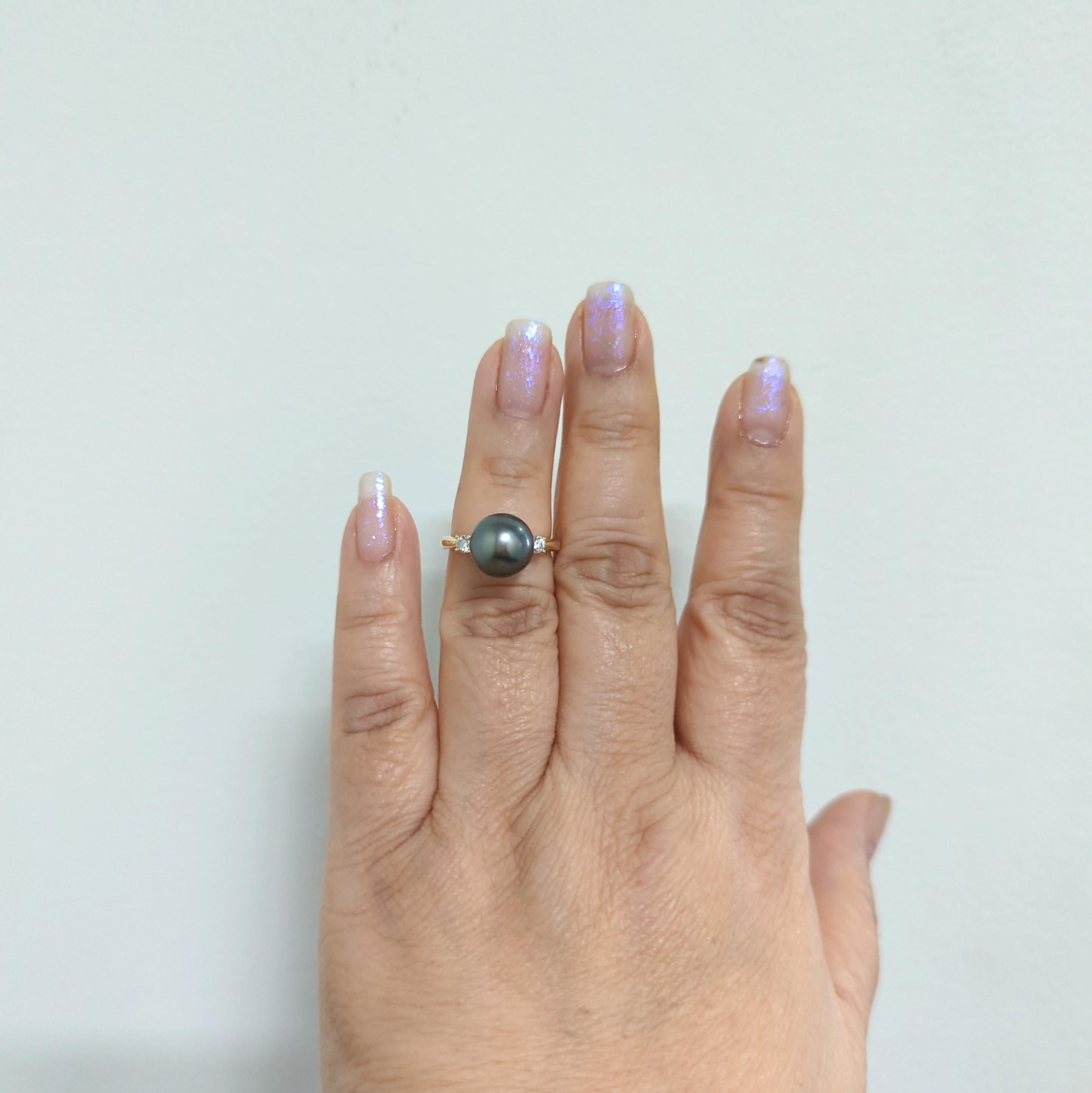 Magnifique perle noire ronde avec 0,08 ct. de diamants blancs ronds de bonne qualité.  Fabriqué à la main en or jaune 18k.  Bague taille 6.5.