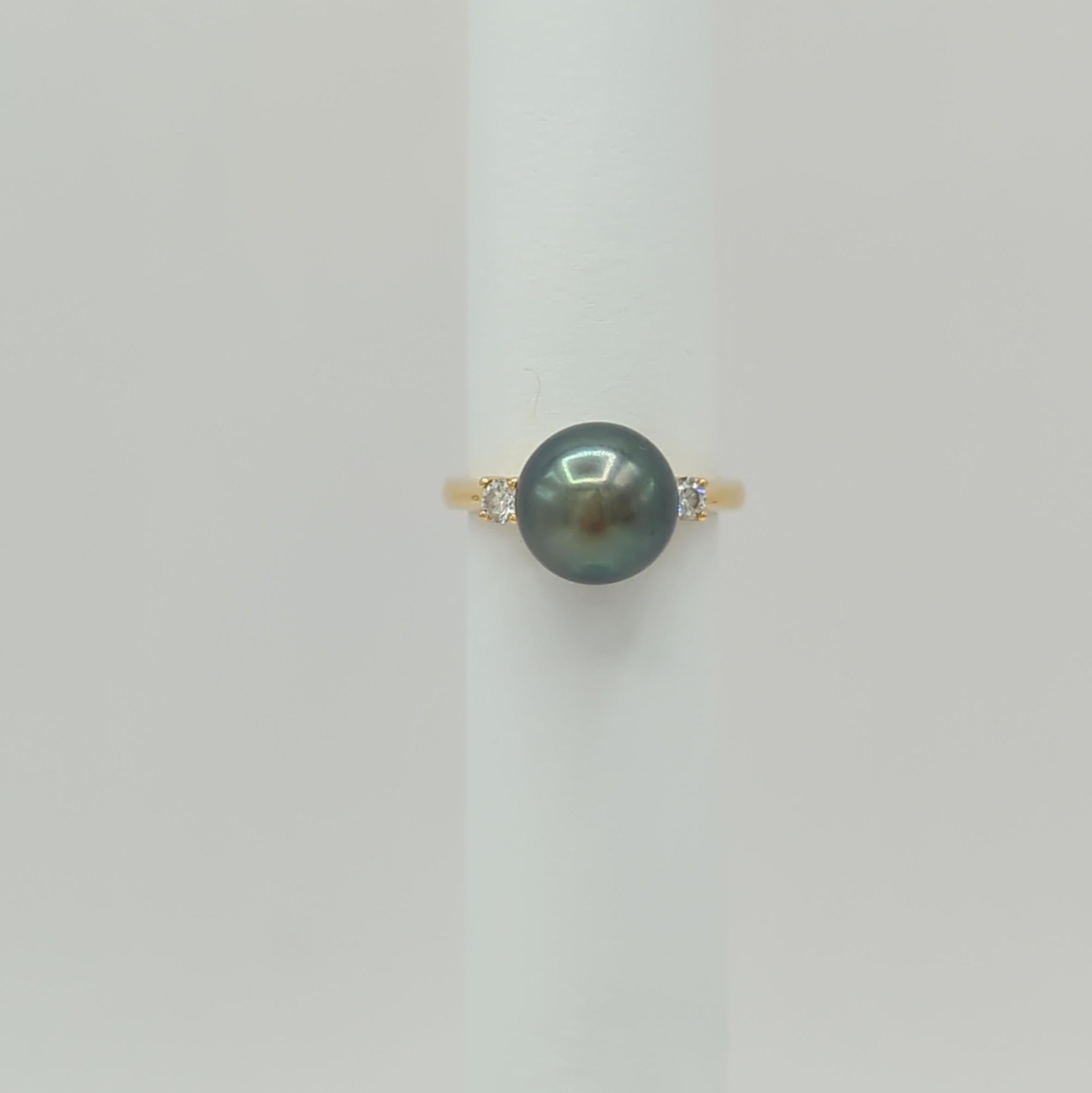 Black Round Pearl and White Diamond Ring in 18K Yellow Gold For Sale 1