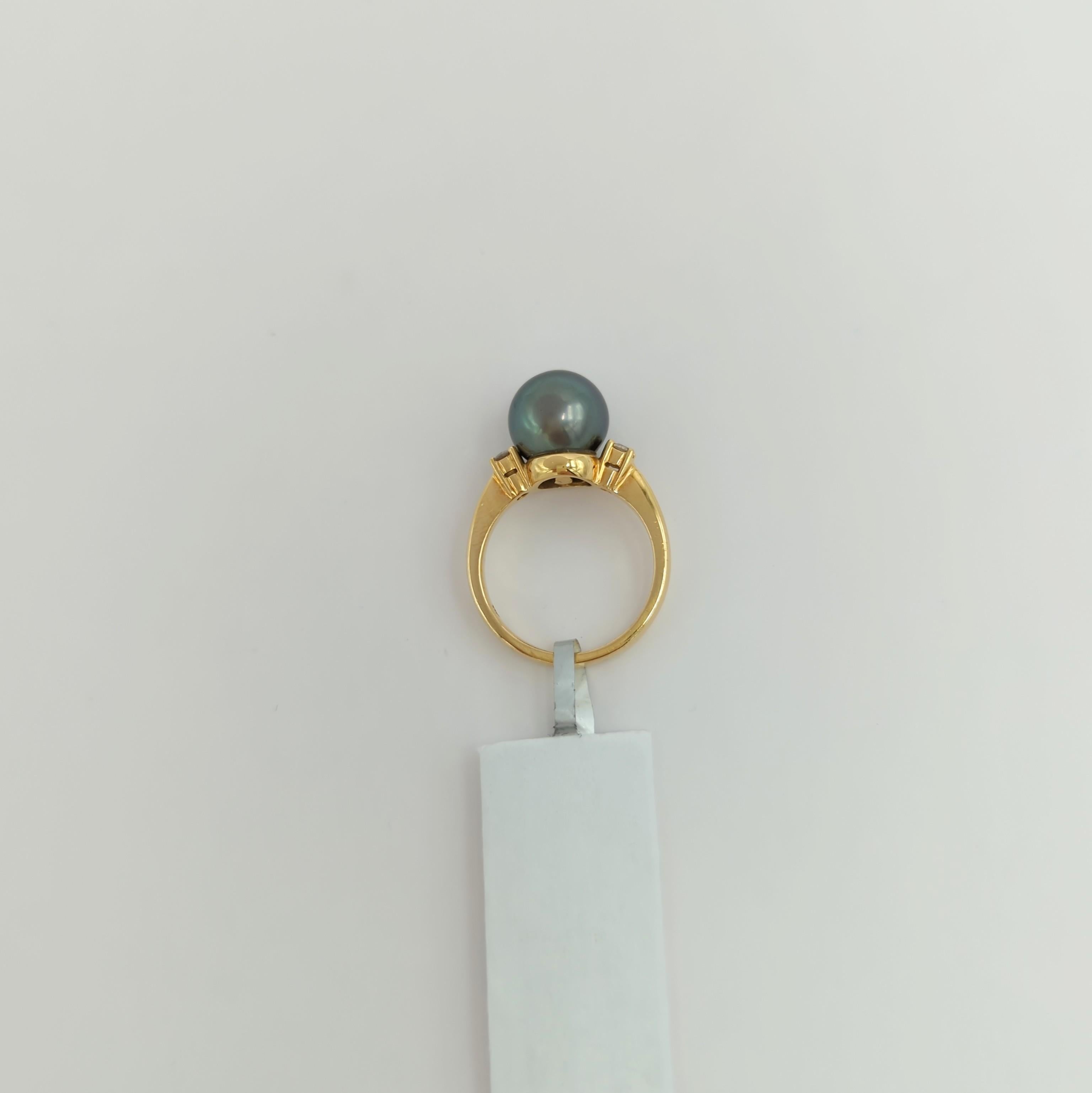 Black Round Pearl and White Diamond Ring in 18K Yellow Gold For Sale 2
