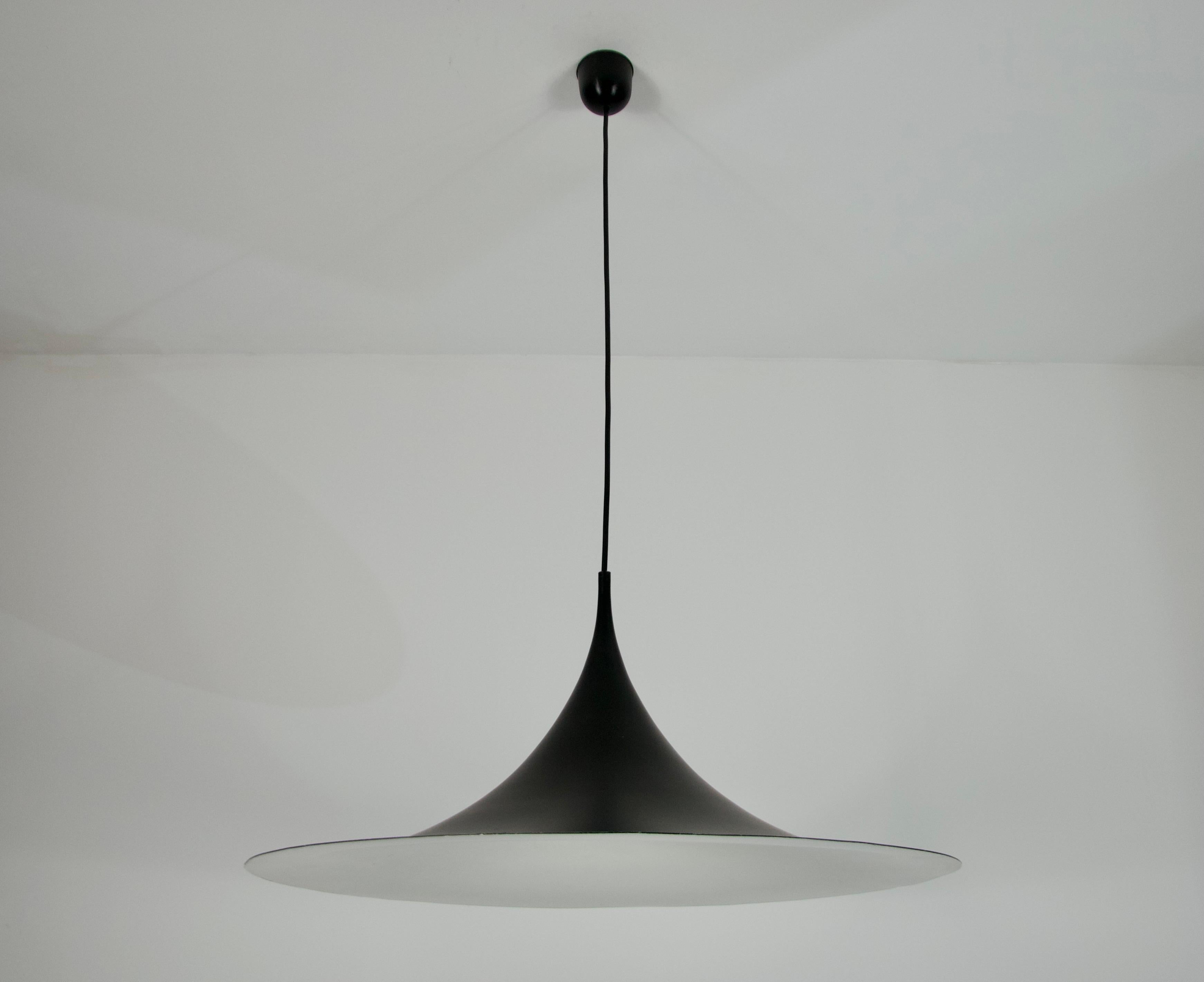Schwarze runde Pendelleuchte von Fog & Mørup, 1970er Jahre (Moderne der Mitte des Jahrhunderts) im Angebot