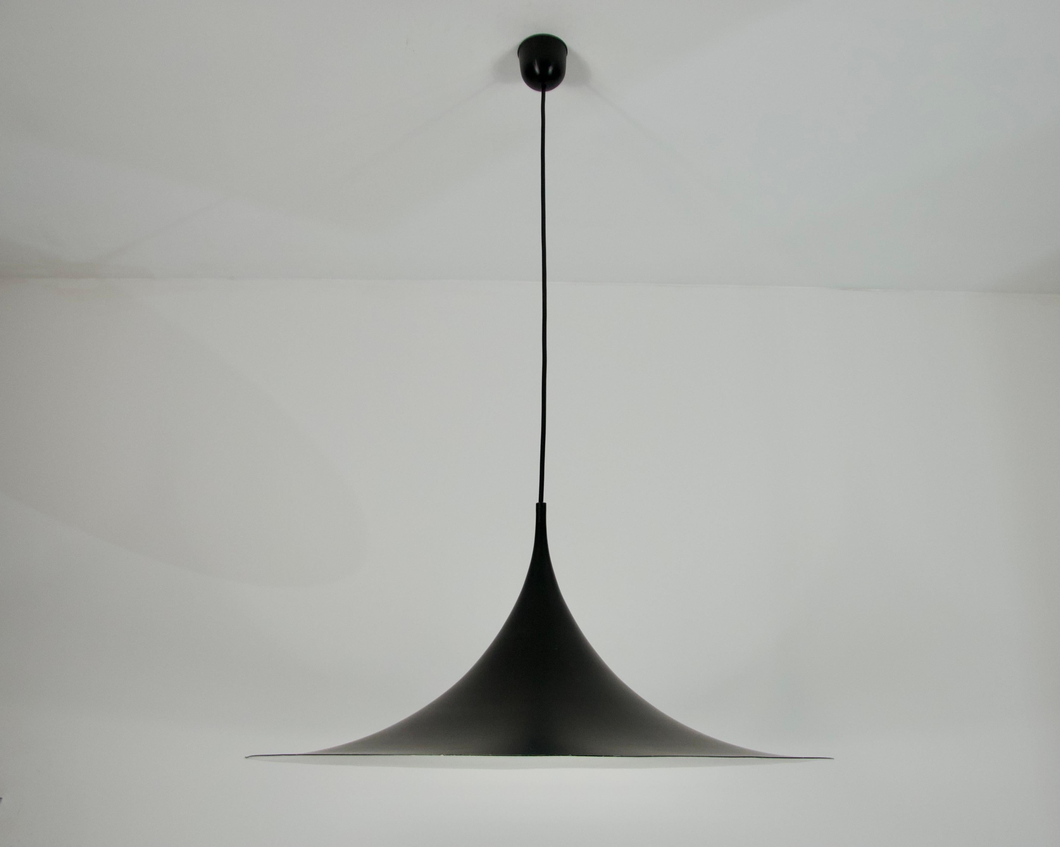 Schwarze runde Pendelleuchte von Fog & Mørup, 1970er Jahre (Dänisch) im Angebot