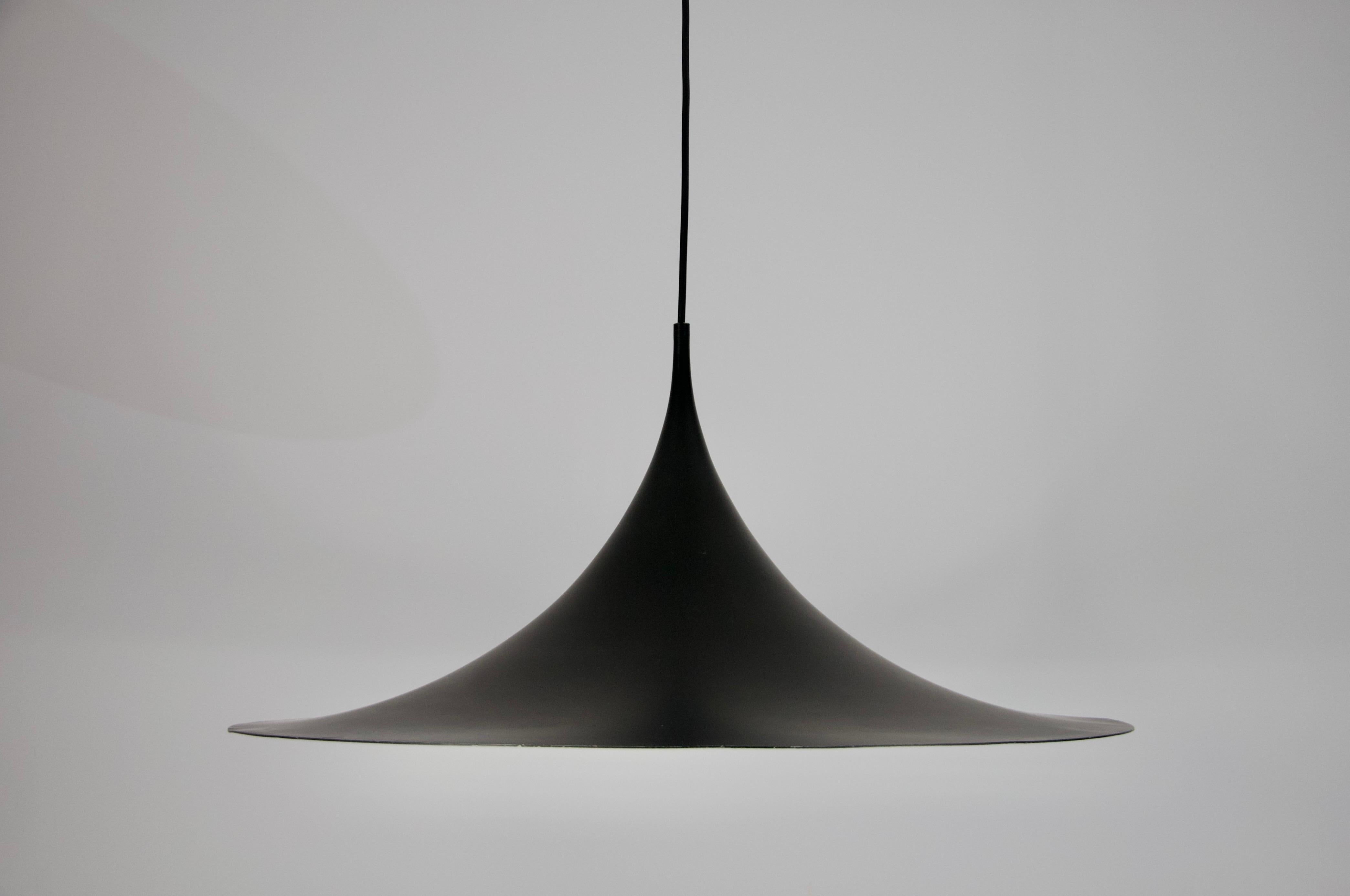 Schwarze runde Pendelleuchte von Fog & Mørup, 1970er Jahre im Zustand „Gut“ im Angebot in Hagenbach, DE