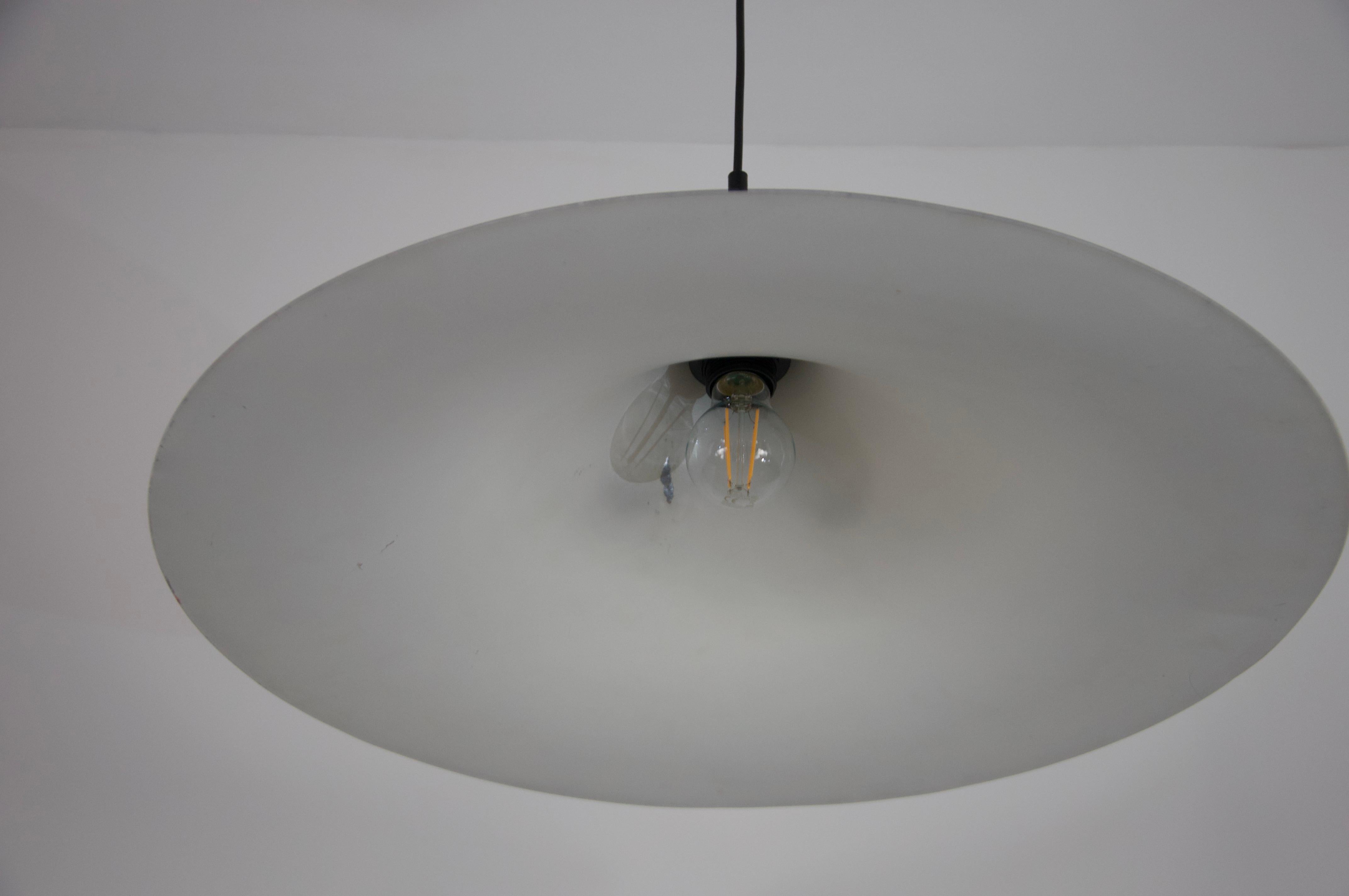 Schwarze runde Pendelleuchte von Fog & Mørup, 1970er Jahre (Aluminium) im Angebot