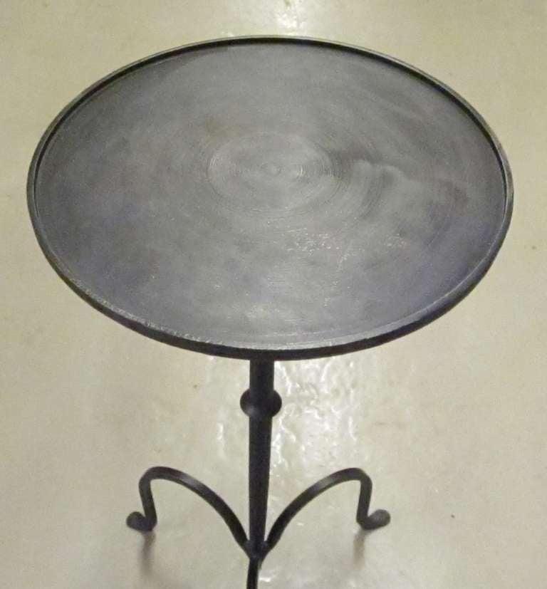 Table à cocktail à pied tripode en acier frotté noir. Peut également être utilisée comme petite table d'appoint.
Belle patine mate.
La même table est disponible en bronze (F1835).