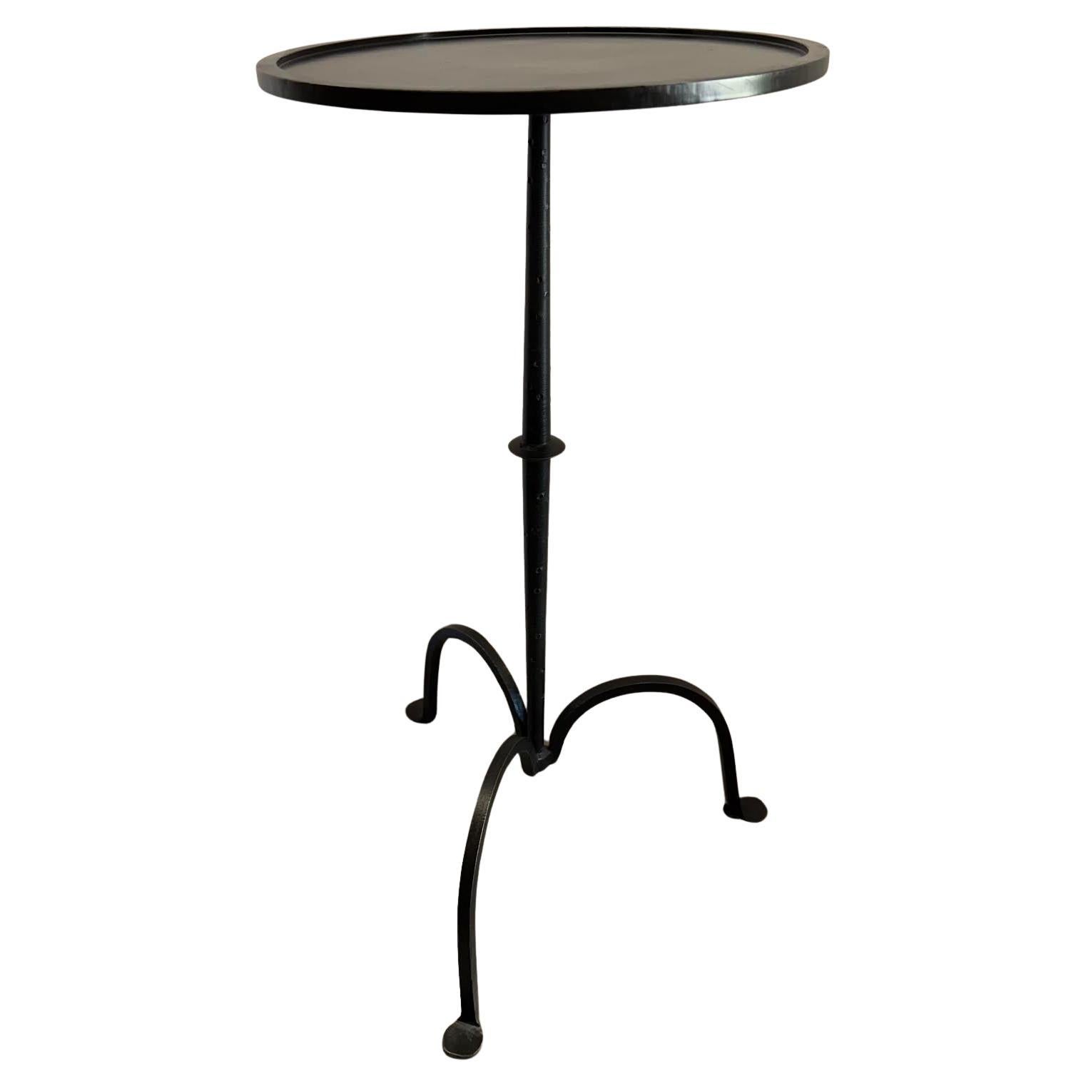 Cocktailtisch mit dreibeinigen Beinen aus schwarzem Stahl, gerieben. Can auch als kleiner Beistelltisch verwendet werden.
Schöne matte Patina.
ANKUNFT IM AUGUST

