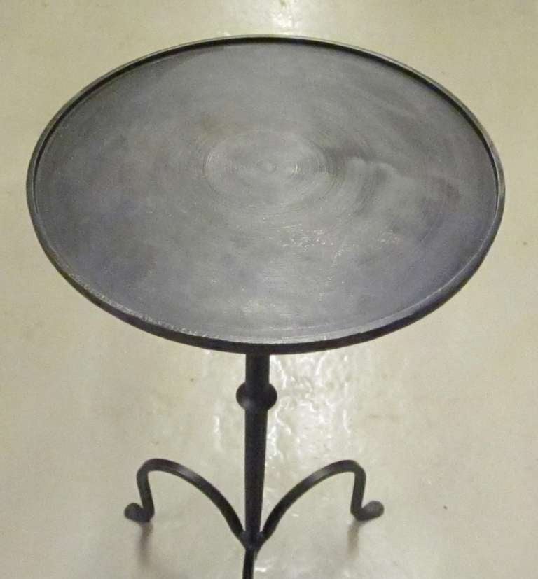 Kleiner Beistelltisch oder Cocktail-Tisch aus schwarz geriebenem Stahl, China, Contemporary (Moderne) im Angebot