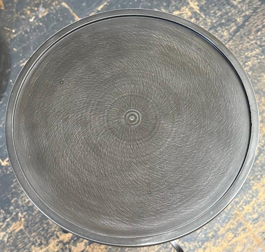 XXIe siècle et contemporain Petite table d'appoint ou de cocktail en acier frotté noir, Chine, Contemporary en vente
