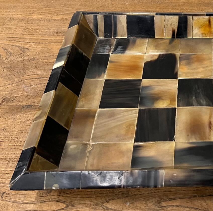 Bandeja rectangular de diseño cuadrado contemporáneo indio.
Los colores son negro y tostado.
Diseño en mosaico de hueso y cuerno.
También disponible en tamaño más grande  (S4415 )
LLEGADA EN ABRIL

