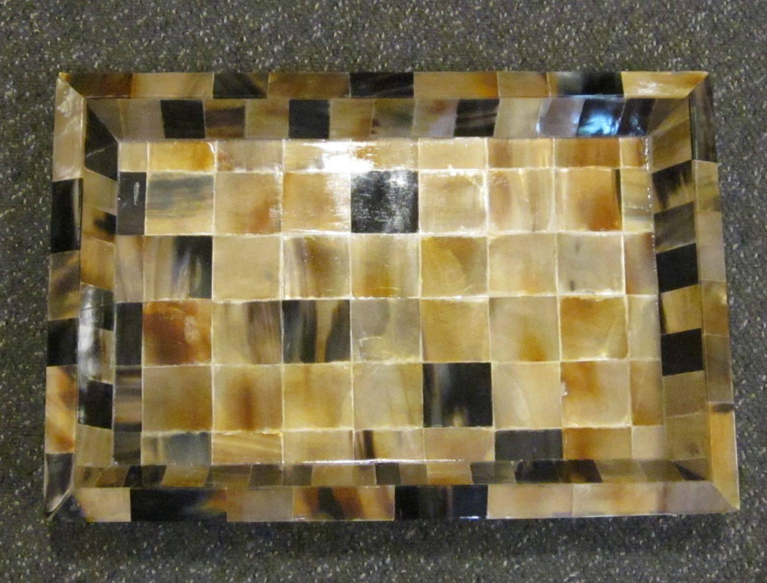 Bandeja rectangular de diseño cuadrado contemporáneo indio.
Diseño en mosaico de hueso y cuerno.
También disponible en tamaño más pequeño (S4415Z).
LLEGADA EN ABRIL

 