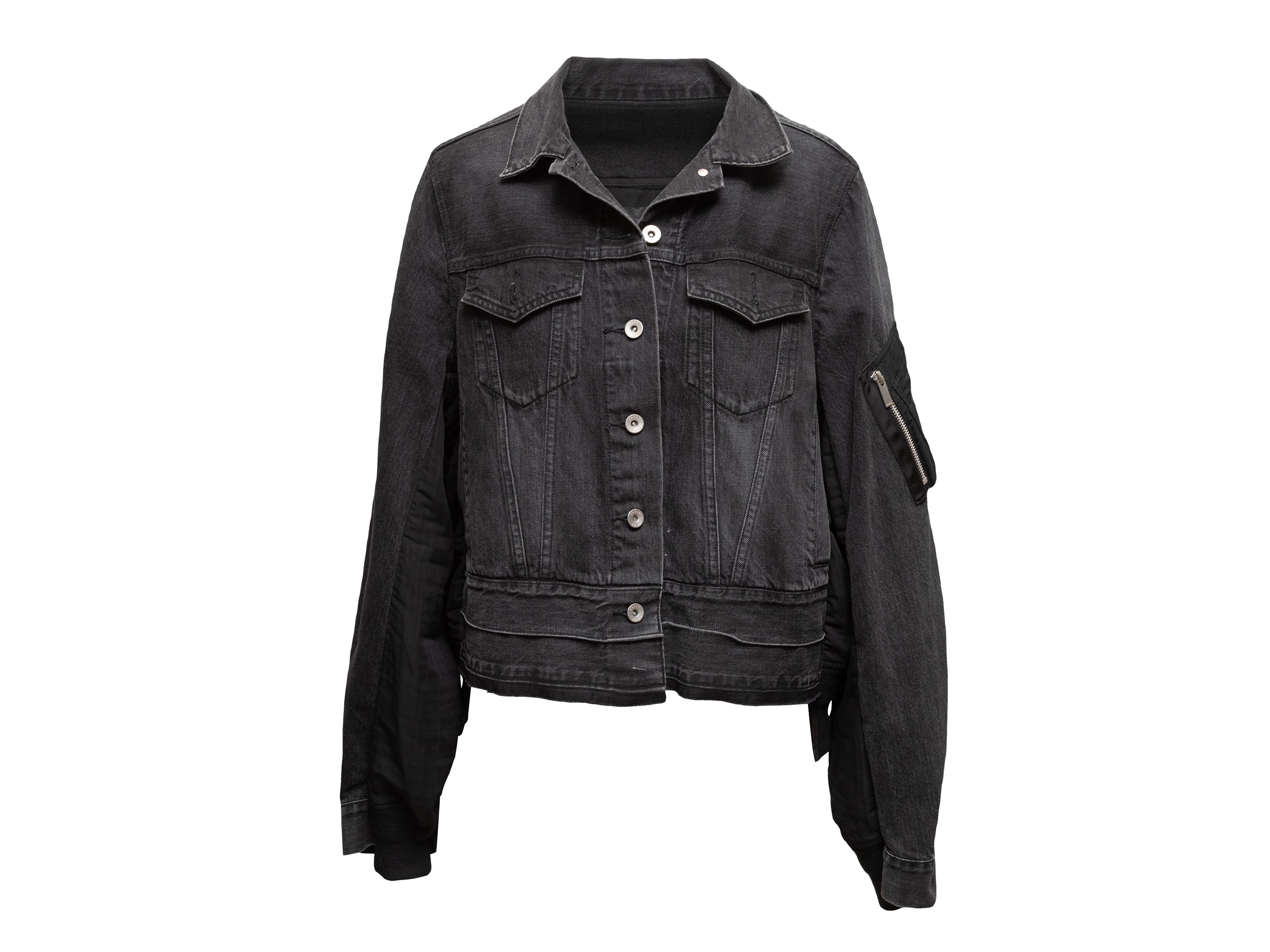 Giacca di jeans patchwork nera di Sacai. Collo a punta. Quattro tasche anteriori. Tasca con zip sulla manica. Chiusura con bottoni sul davanti. Busto 38