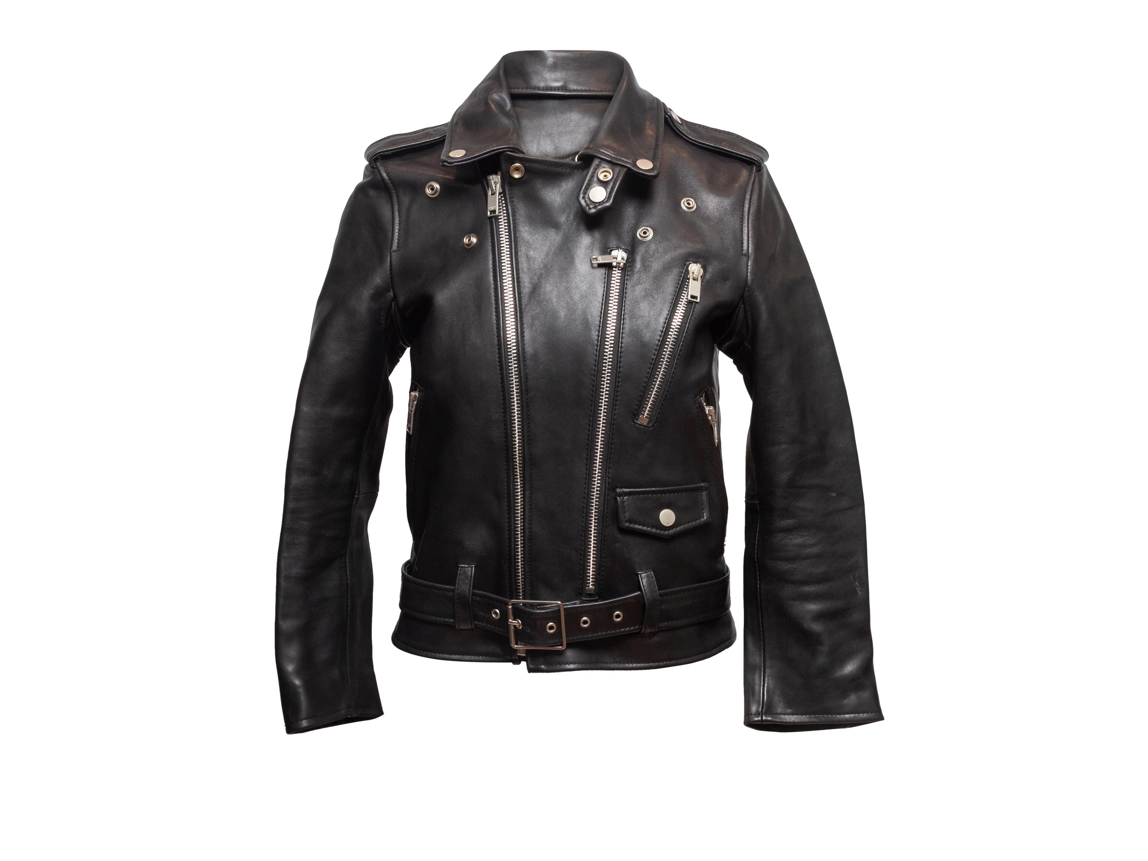 Veste moto en cuir noir de Saint Laurent. Matériel de couleur argentée. Col cranté. Quatre poches. Ceinture à la taille. Fermeture à glissière asymétrique sur le devant. Poitrine 34