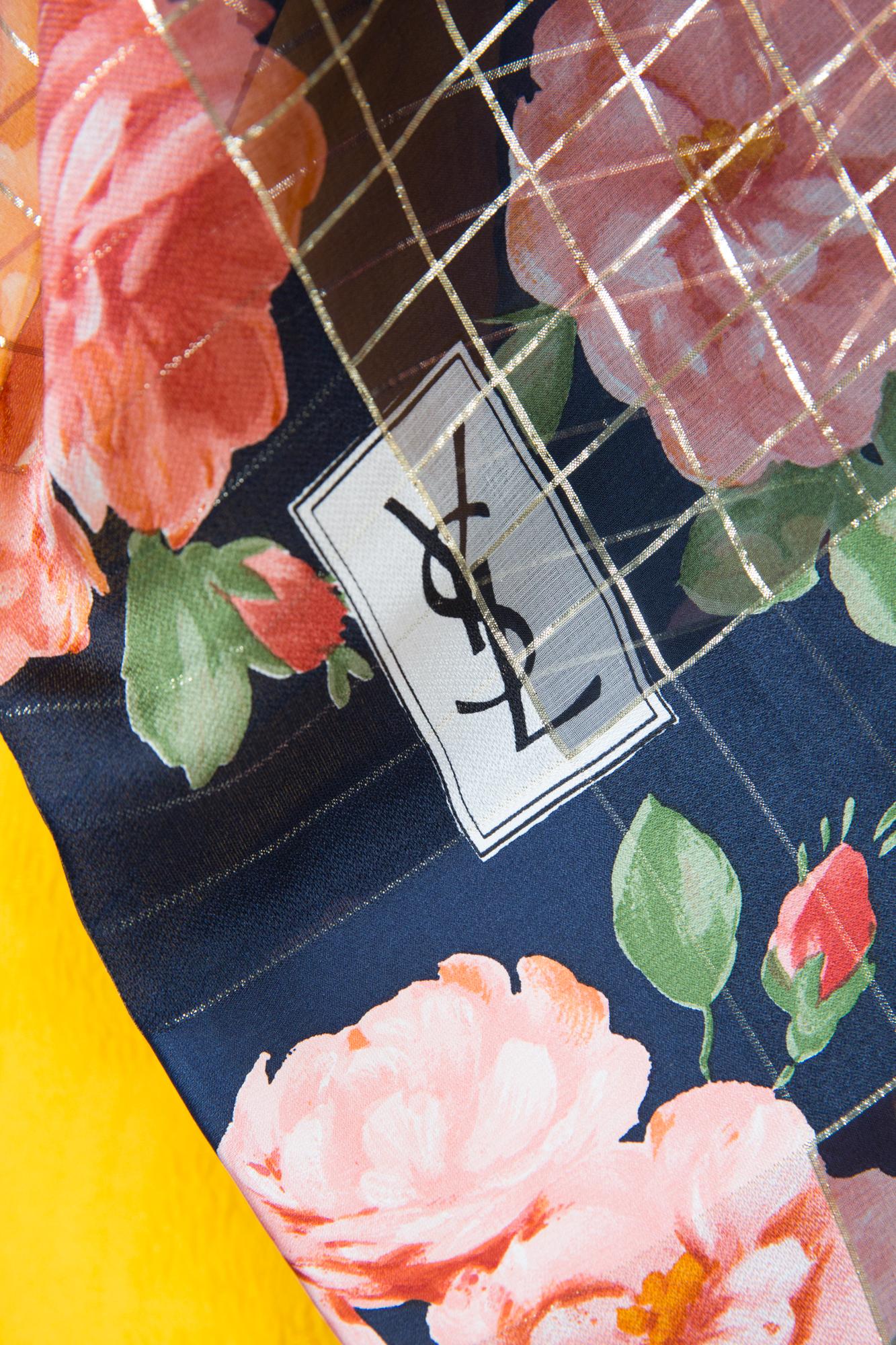 Noir Saint Laurent - Châle en soie noire avec roses et lurex en vente