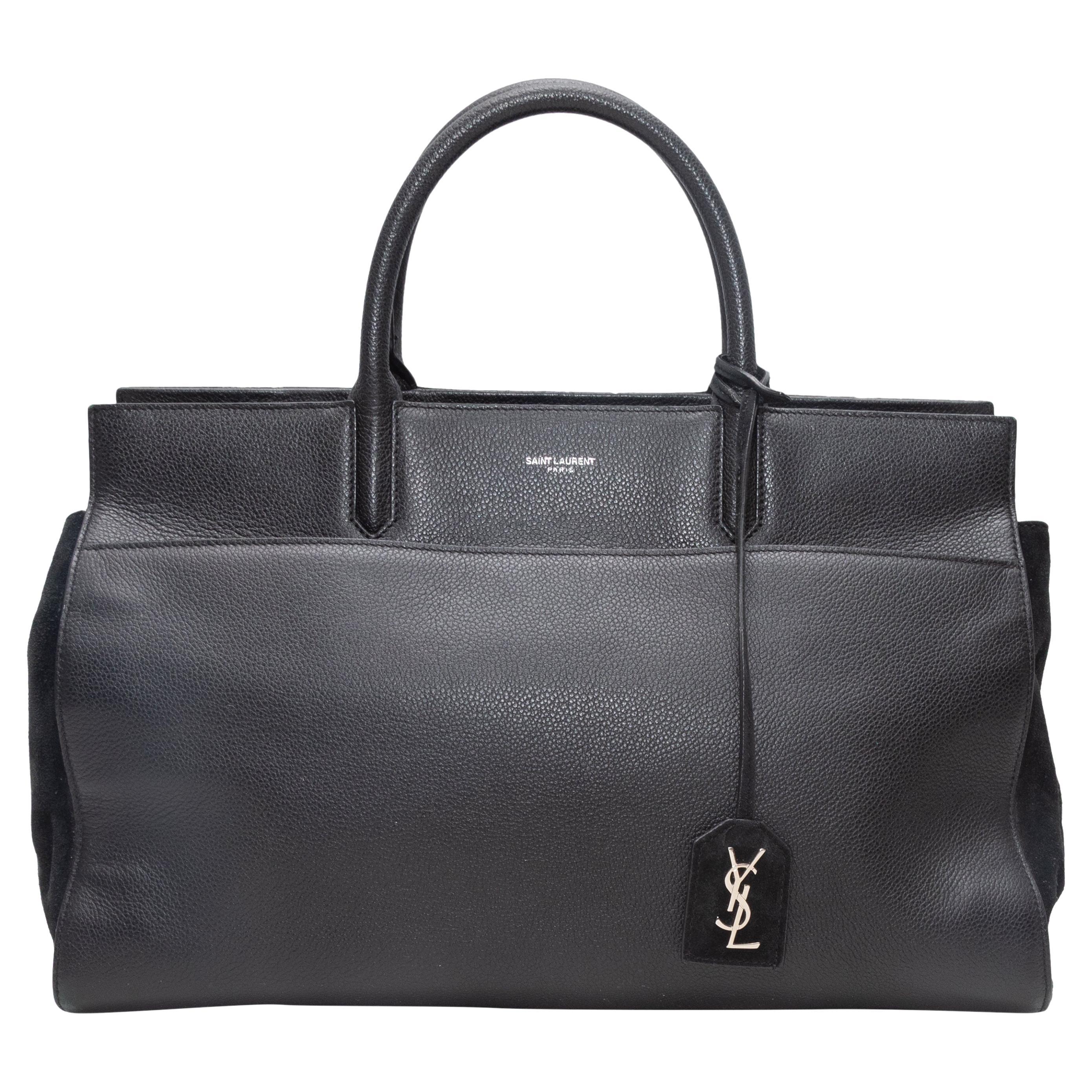 Borsa a tracolla Saint Laurent nera con manico superiore. Questa borsa presenta un corpo in pelle e camoscio, finiture argentate, doppio manico arrotolato, una tracolla singola e una chiusura a zip. 14