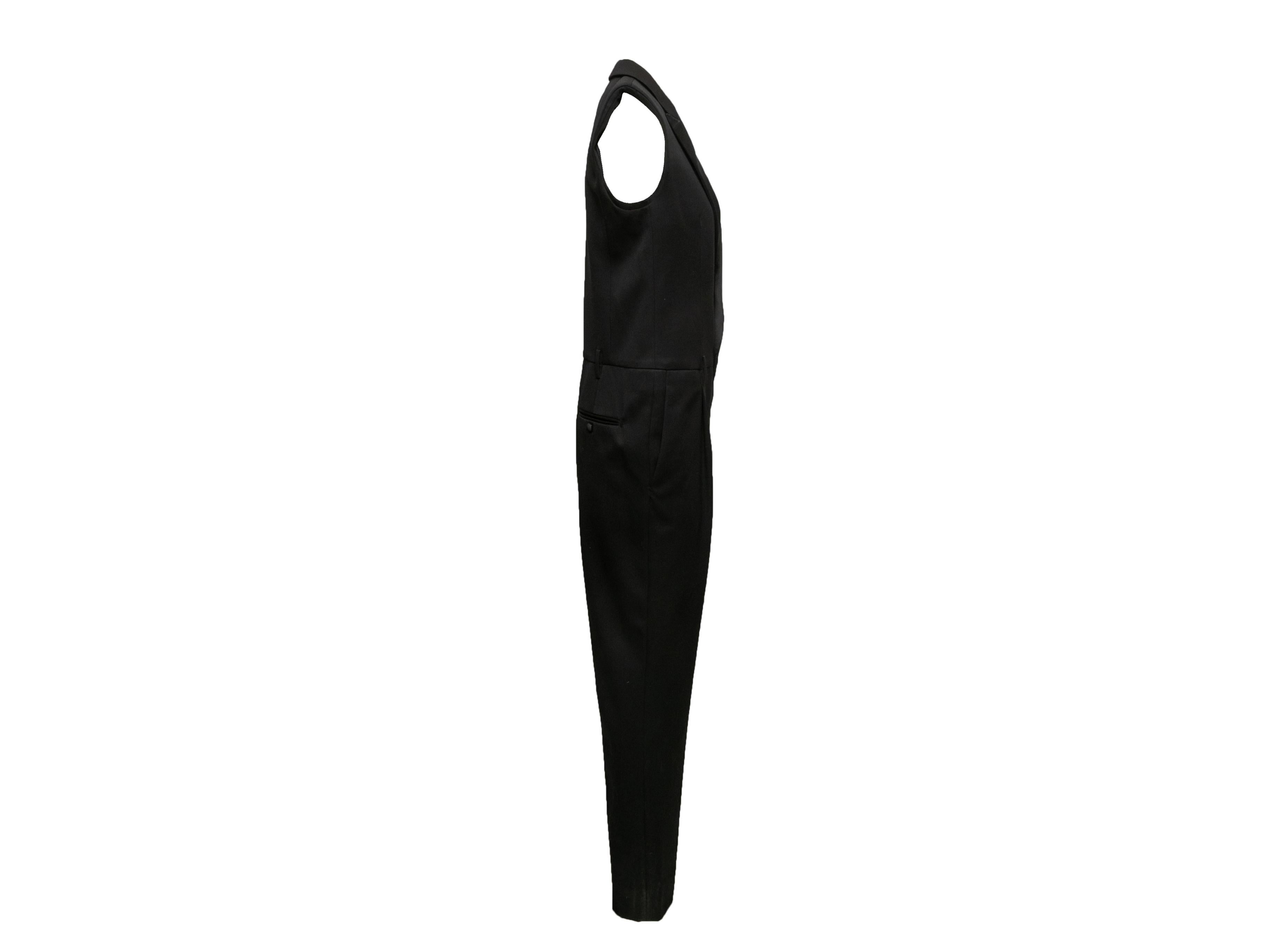 Mono esmoquin sin mangas de lana virgen negra de Saint Laurent. Solapa en pico. Un solo bolsillo en el pecho. Cierre frontal. 34