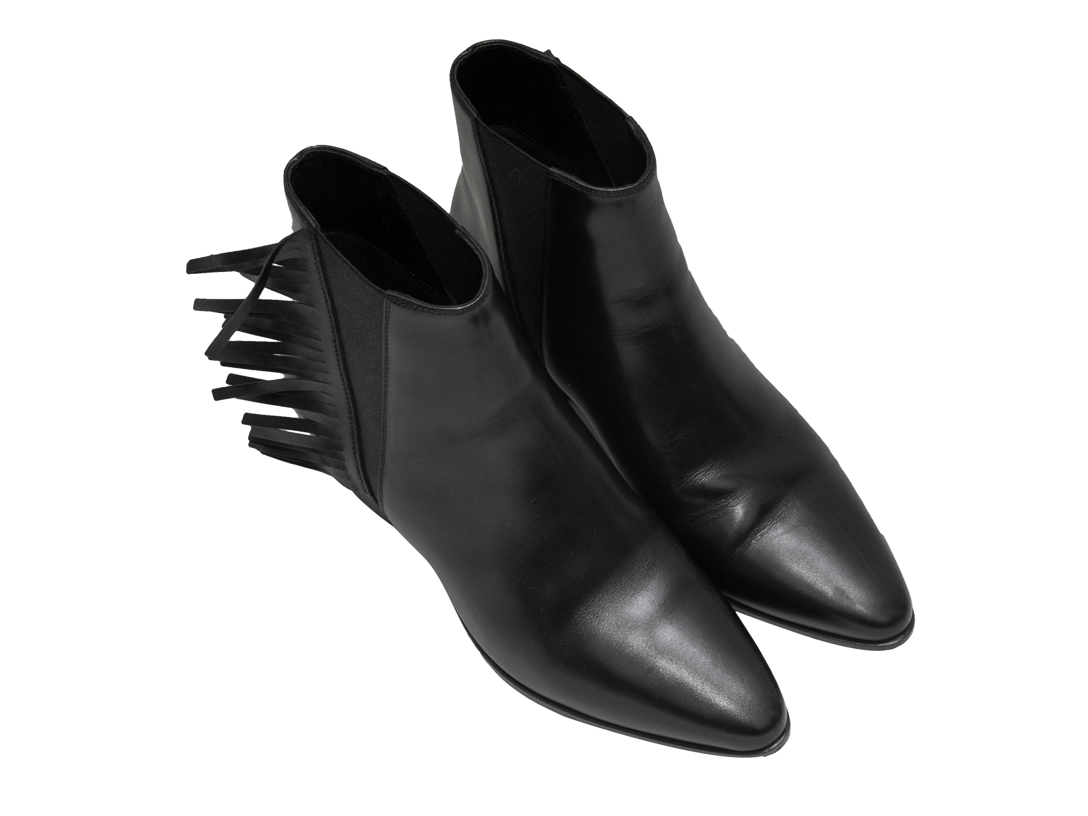 Bottines Wyatt en cuir noir à bout pointu, Saint Laurent. Bordure à franges et gorges élastiques sur les côtés. Talons empilés. Hauteur de la tige : 4,75