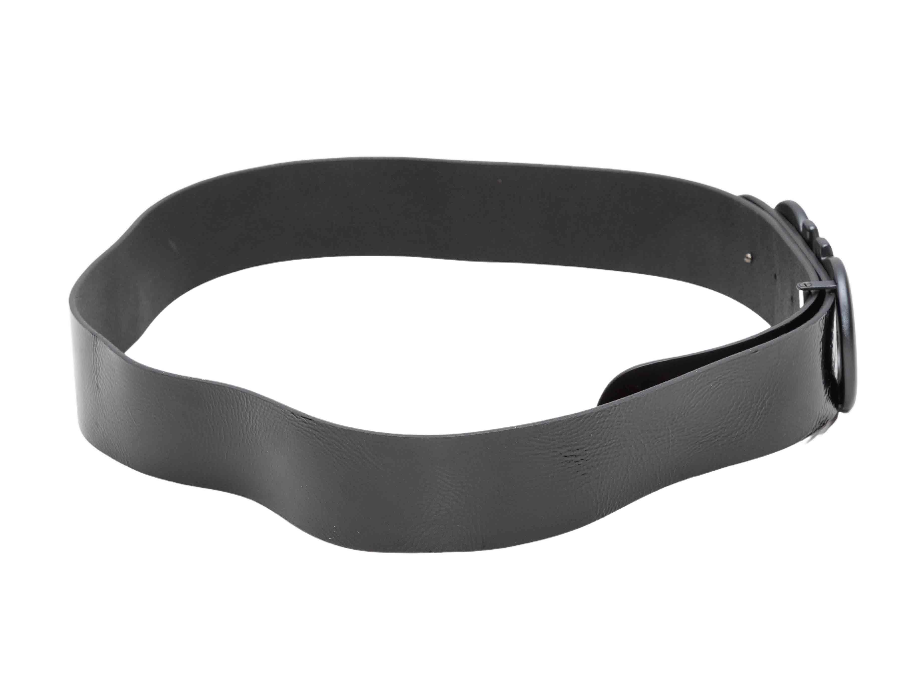 Cintura in pelle nera di Salvatore Ferragamo. Chiusura con fibbia Gancini tono su tono sul davanti. Larghezza 1,75