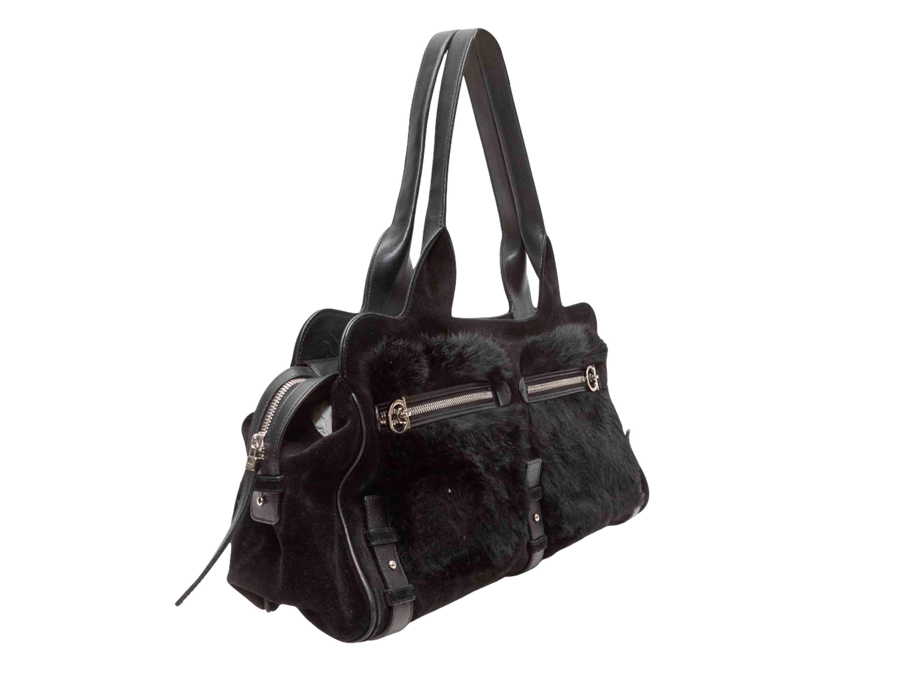 Sac à main Cargo en daim et fourrure Salvatore Ferragamo noir. Ce sac à main présente un corps en daim et fourrure, des accessoires de couleur argentée, deux poignées supérieures, deux poches frontales et une fermeture à glissière sur le dessus. 18