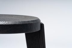 Thekenhocker aus schwarzer:: sandgestrahlter Eiche mit Sockel aus Messing oder dunkler Bronze:: Mandy Graham