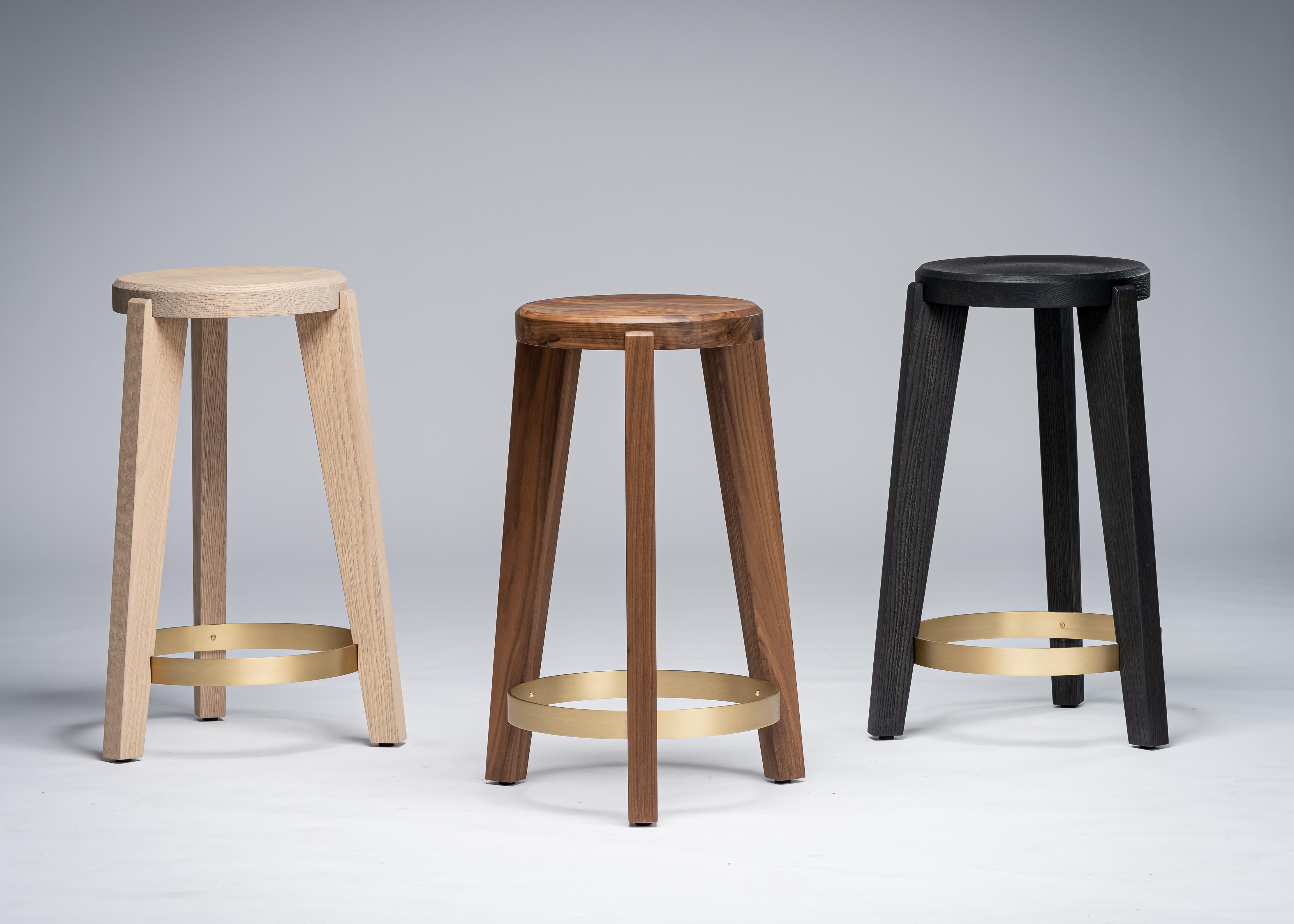 Thekenhocker aus schwarzer:: sandgestrahlter Eiche mit Fuß aus dunkler Bronze oder Messing:: Mandy Graham im Angebot 2