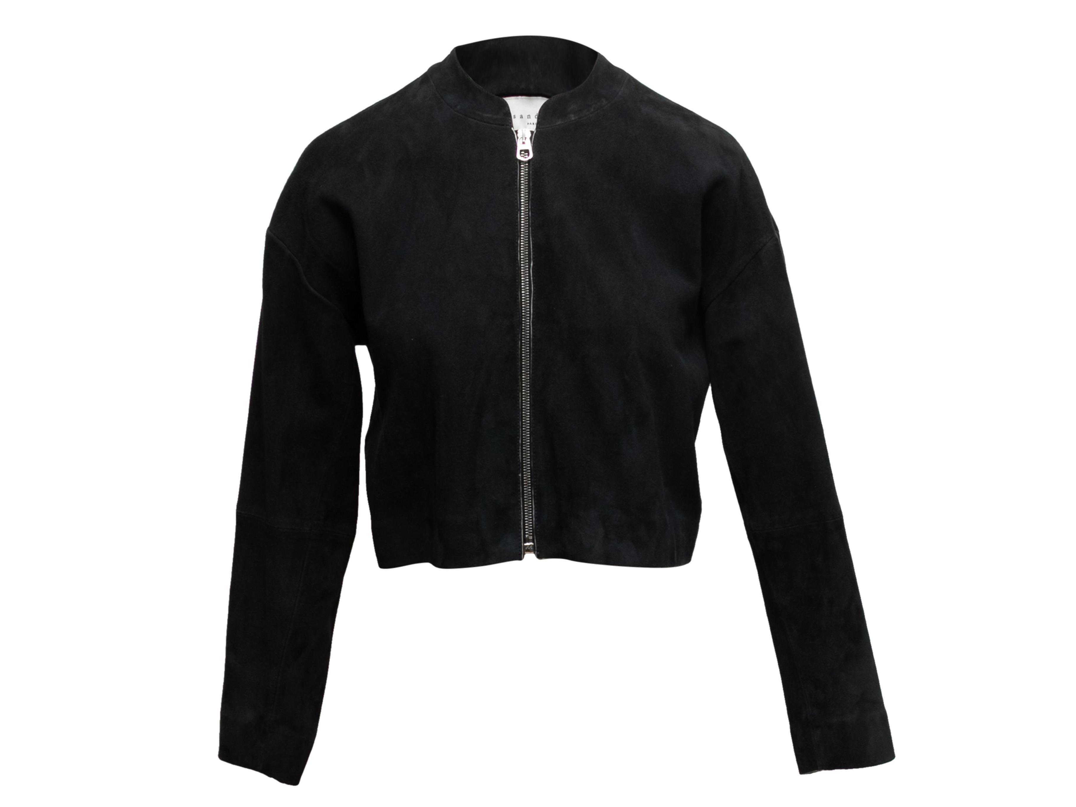 Détails du produit : Veste courte en daim noir de Sandro. Col ras du cou. Découpes au dos. Fermeture à glissière au centre du devant. Poitrine 38