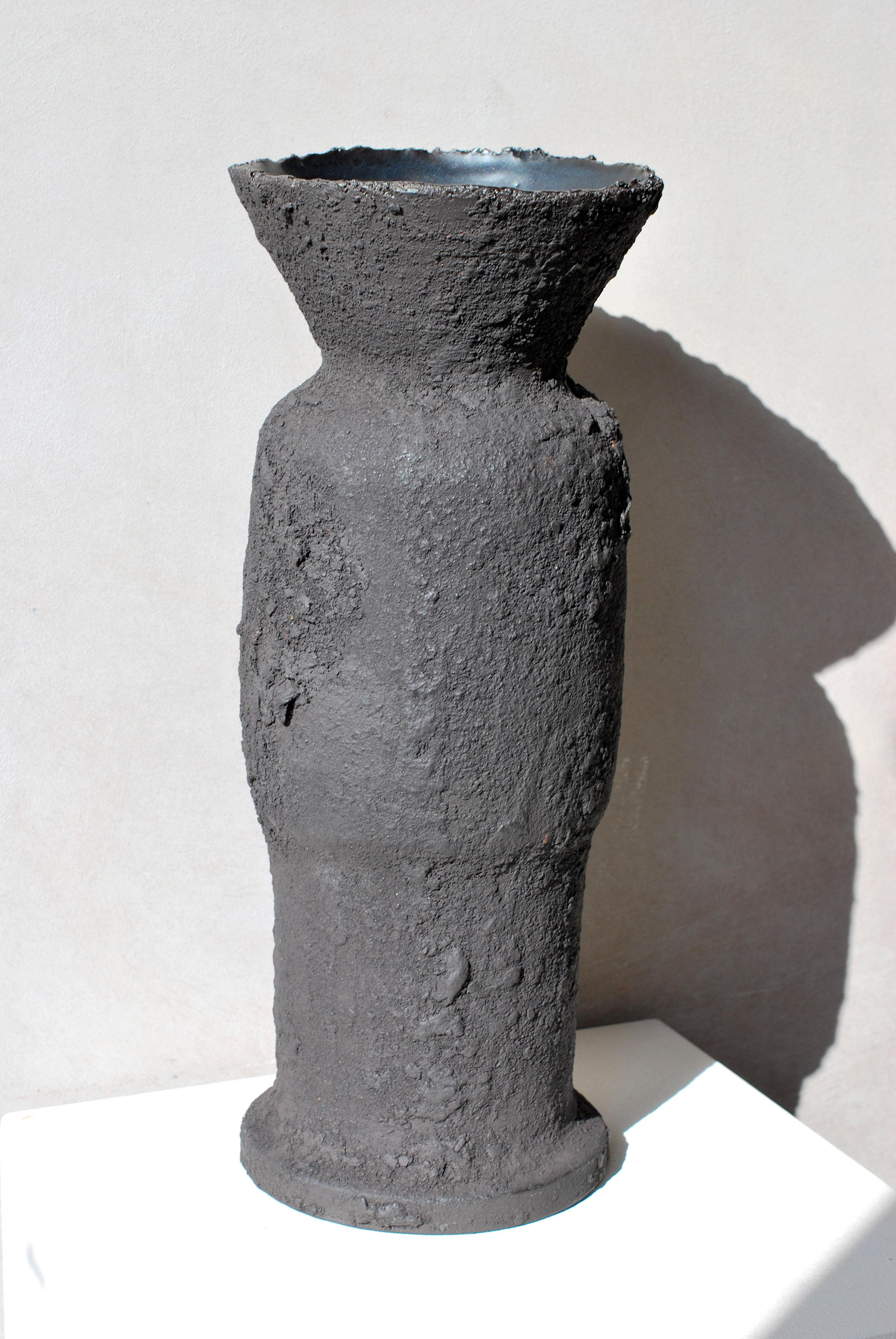 Vase en grès noir par Moïo Studio
Édition limitée
Dimensions : L 13 x D 13 x H 38,5 cm
MATERIAL : Émail noir mat, grès noir

Artistics est le studio d'art céramique basé à Berlin de l'artiste franco-palestinienne Maia Beyrouti. Il a été créé en