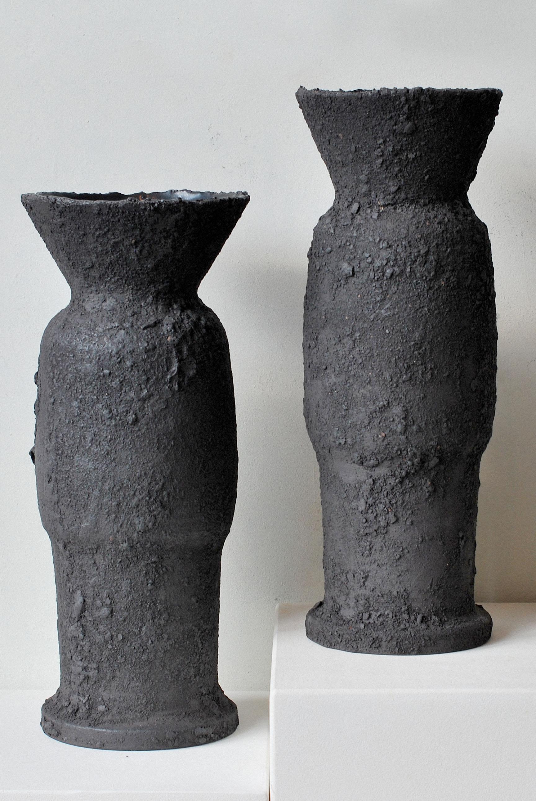 Allemand Vase en grès noir par Moïo Studio en vente
