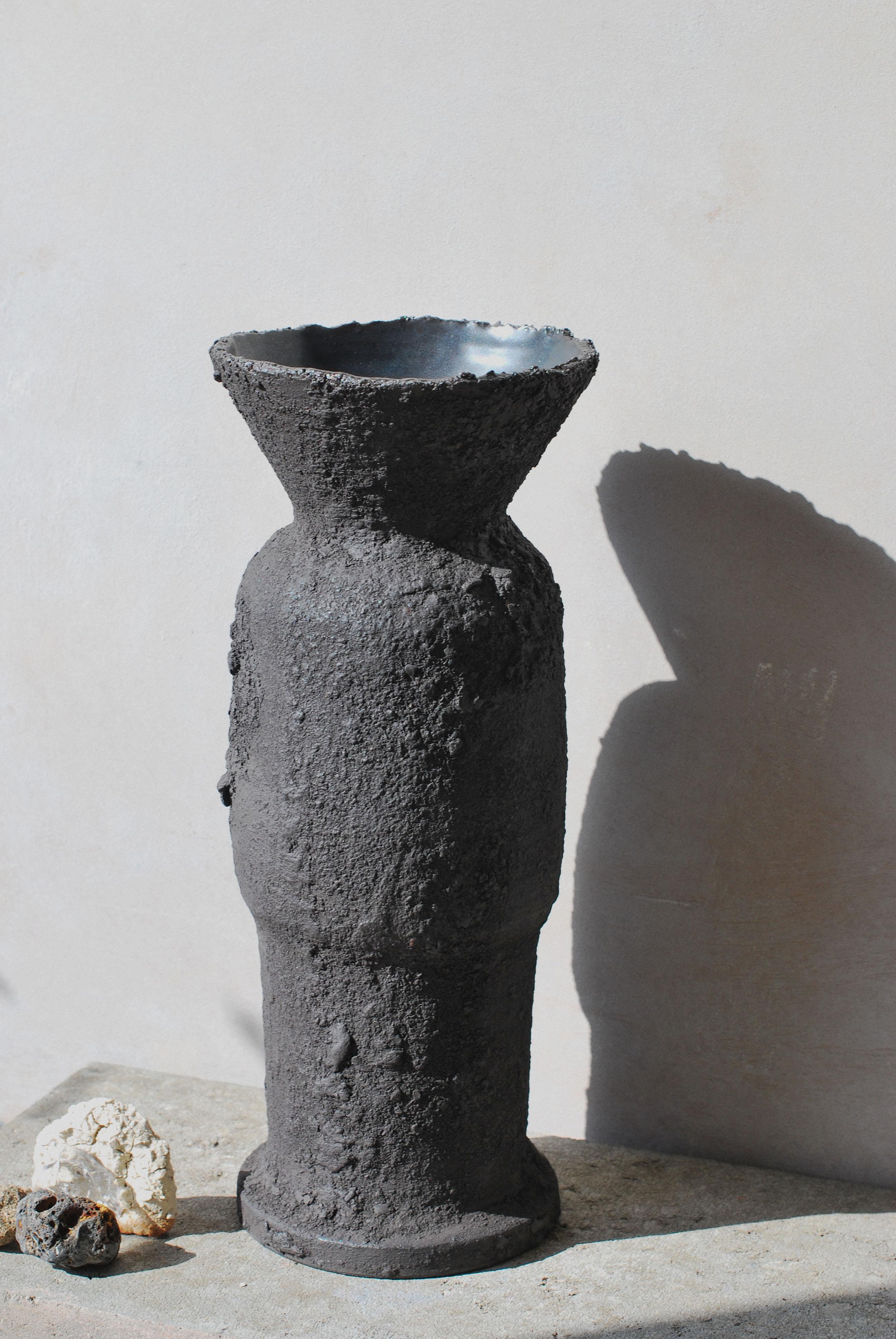 Black Sandstone Vessel Vase by Moïo Studio In New Condition For Sale In Geneve, CH