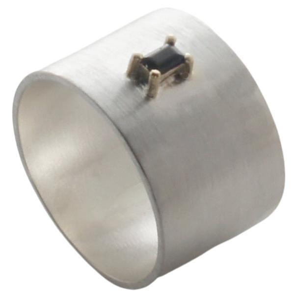 Breiter Ring mit schwarzem Saphir aus 9 Karat Gold und Sterlingsilber, US7.25 im Zustand „Neu“ im Angebot in CLYDEBANK, GB
