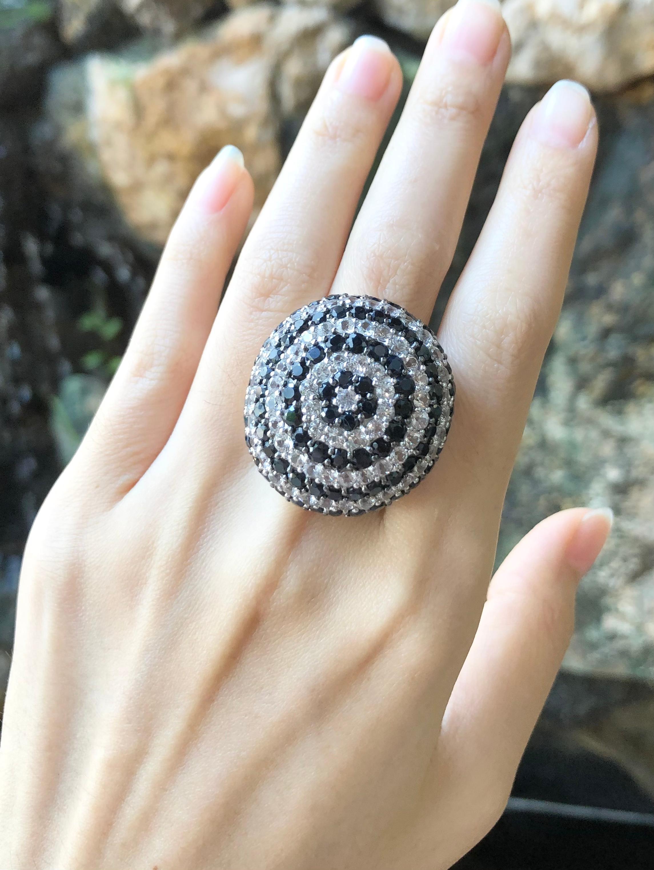 Ring mit schwarzem Saphir 8,80 Karat und weißem Saphir 10,05 Karat in Silberfassung

Breite:  3,2 cm 
Länge: 3,2 cm
Ringgröße: 54
Gesamtgewicht: 22,39 Gramm

Bitte beachten Sie, dass die Silberfassung mit Rhodium versehen ist, um den Glanz zu