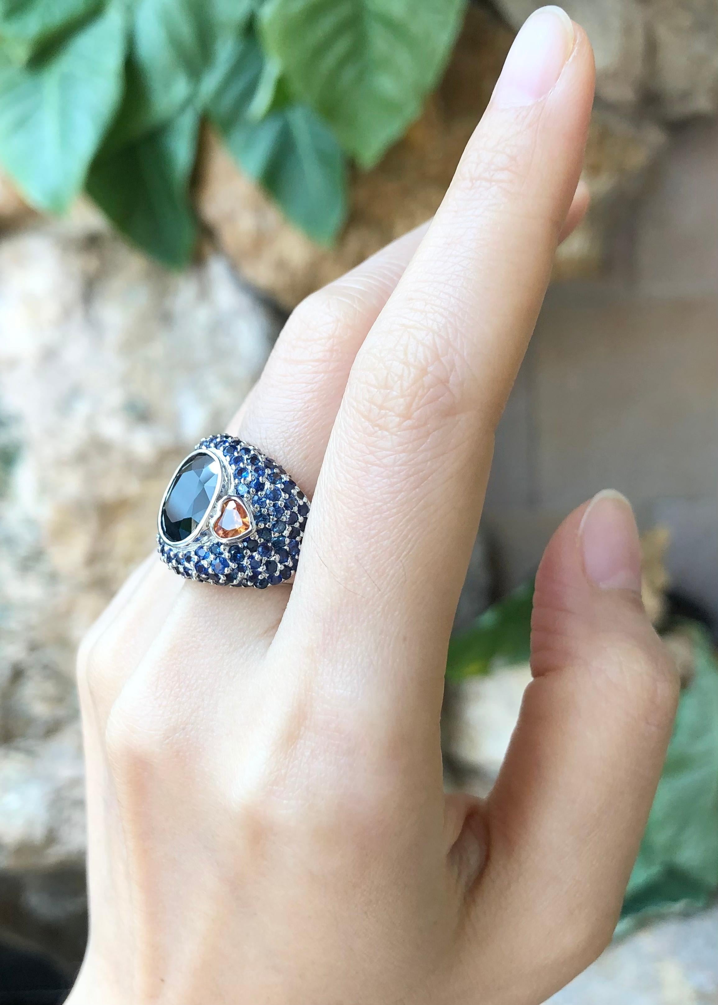 Taille mixte Bague saphir noir, saphir bleu, saphir jaune et monture en argent en vente