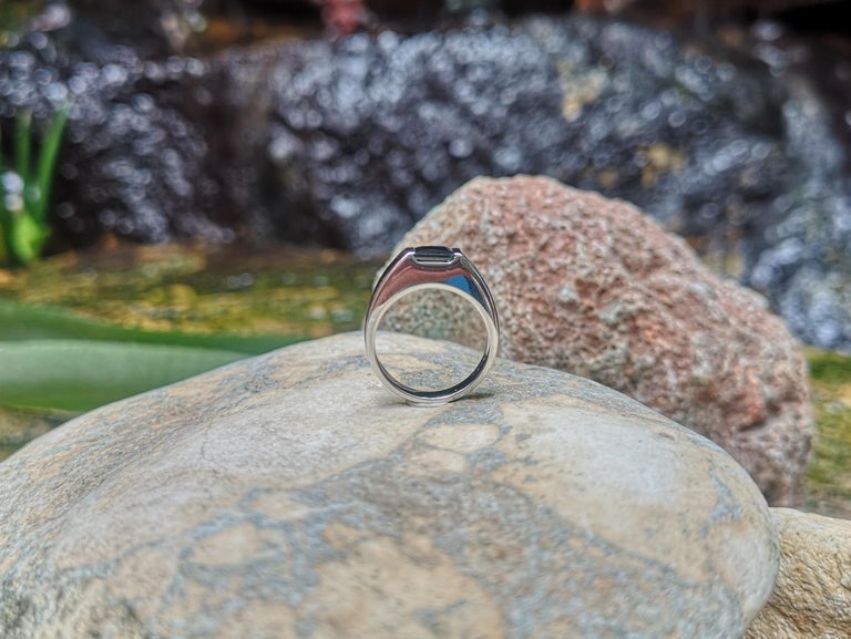 Anillo de zafiro negro engastado en oro blanco de 18 quilates en