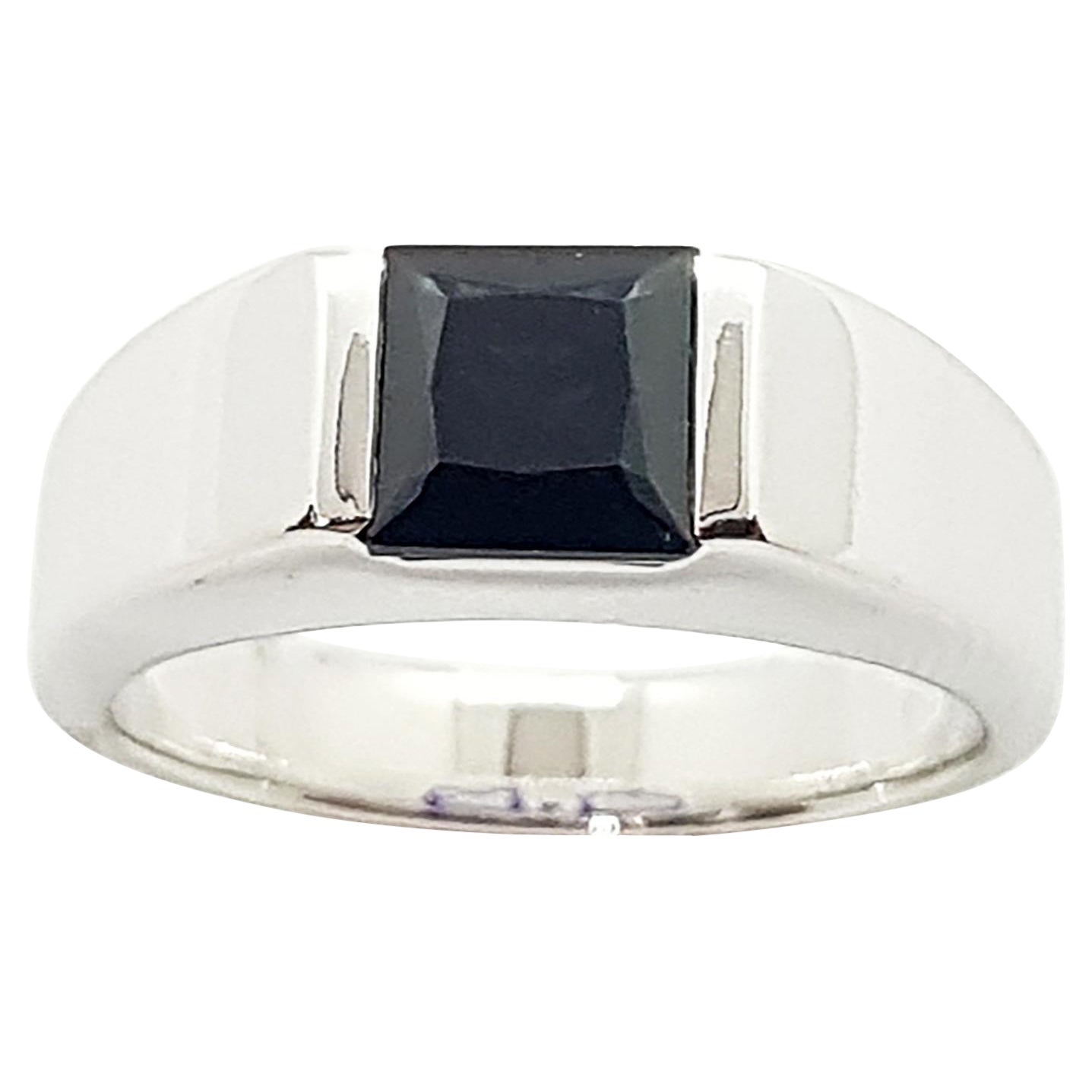 Anello con zaffiro nero incastonato in oro bianco 18 carati in vendita