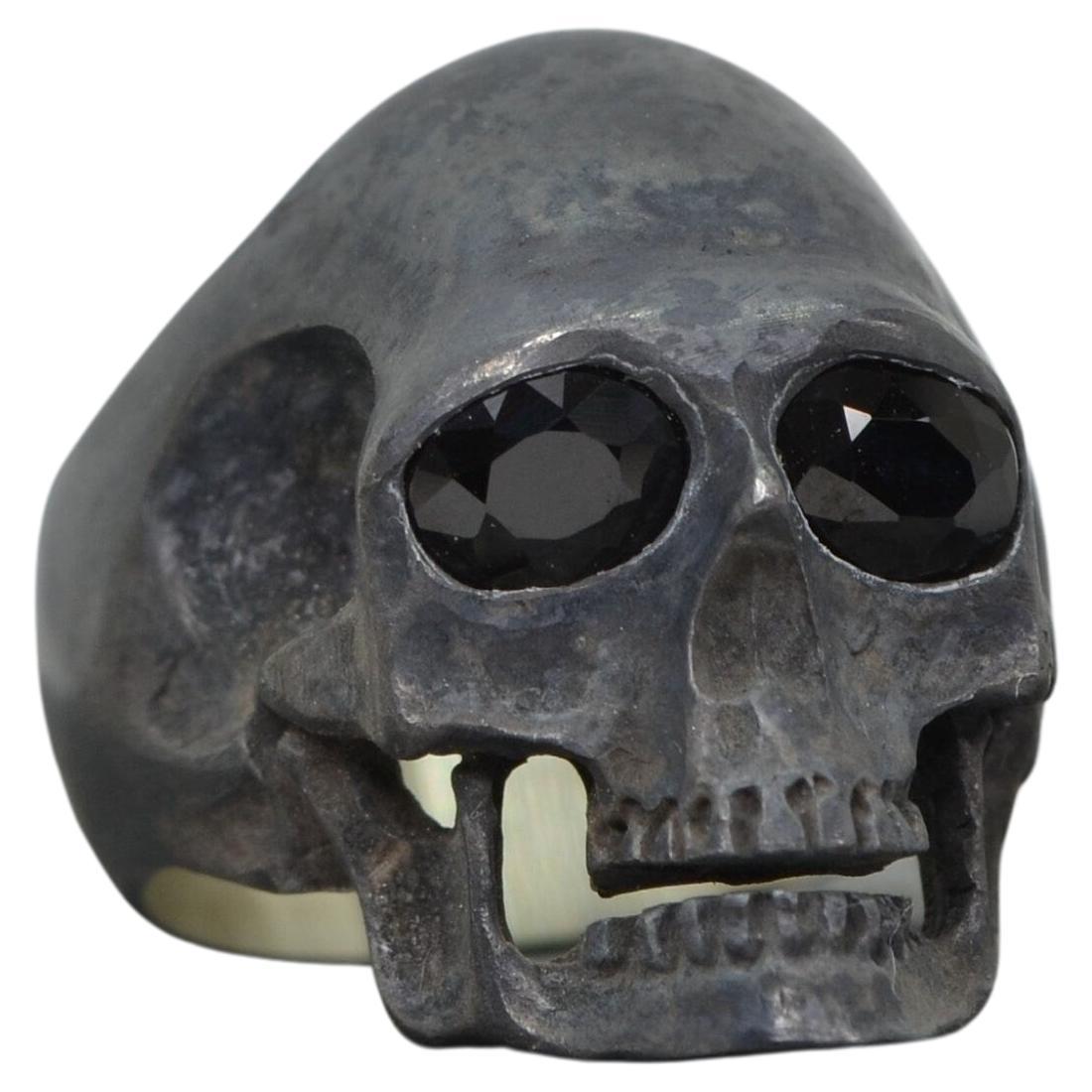 Anello con teschio in zaffiro nero in vendita