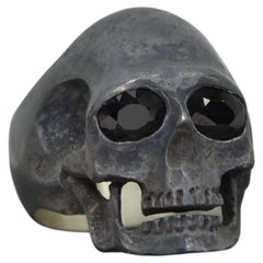 Bague tête de mort en saphir noir