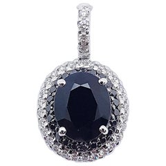 Zaffiro nero con diamante e ciondolo con diamante nero incastonato in oro bianco 18 carati