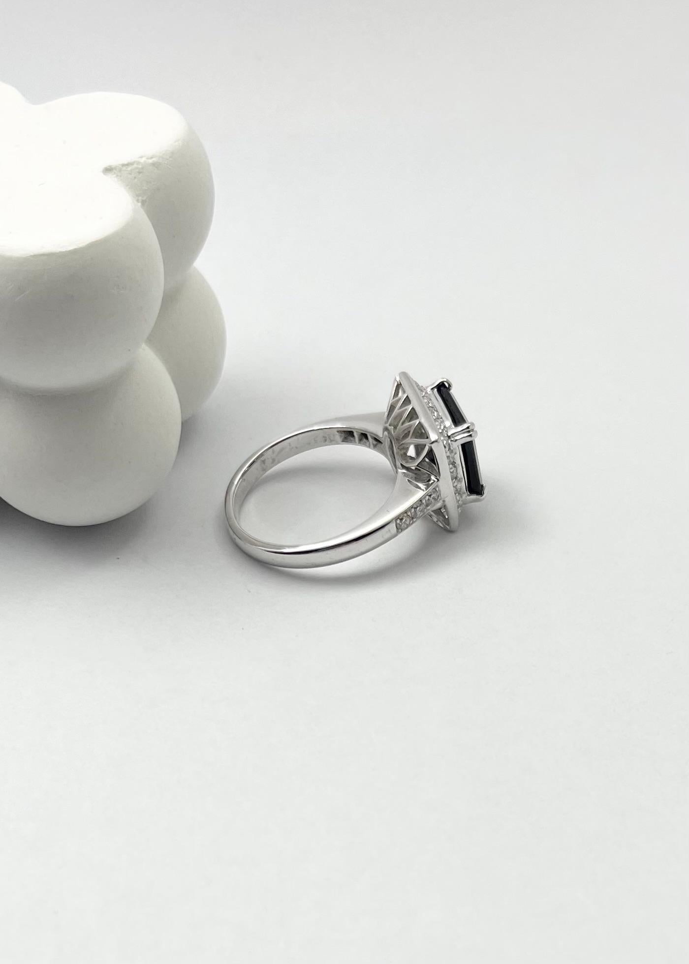 Anello con zaffiro nero e diamante con montatura in oro bianco 18 carati in vendita 4