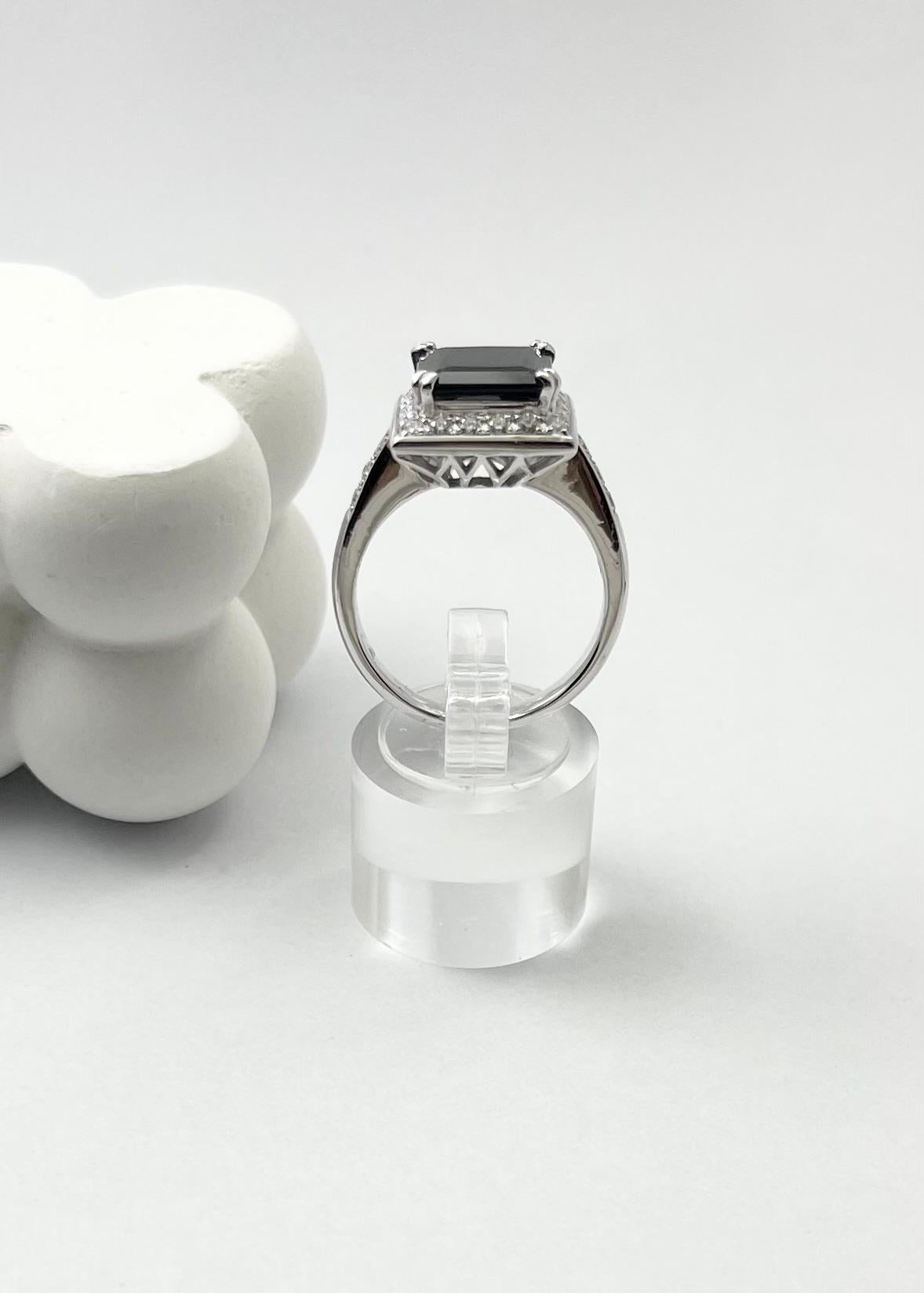 Anello con zaffiro nero e diamante con montatura in oro bianco 18 carati in vendita 6