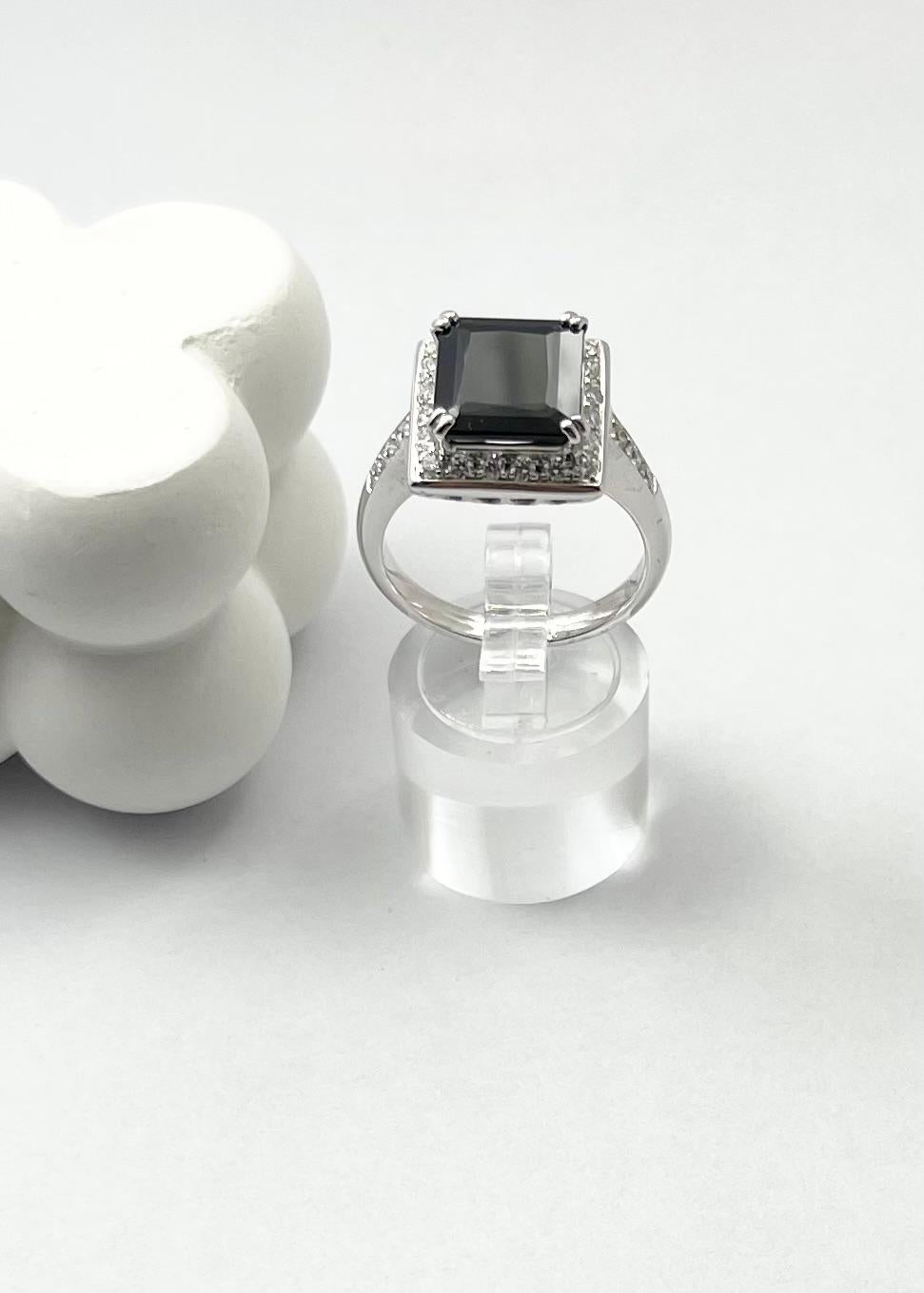 Anello con zaffiro nero e diamante con montatura in oro bianco 18 carati in vendita 7