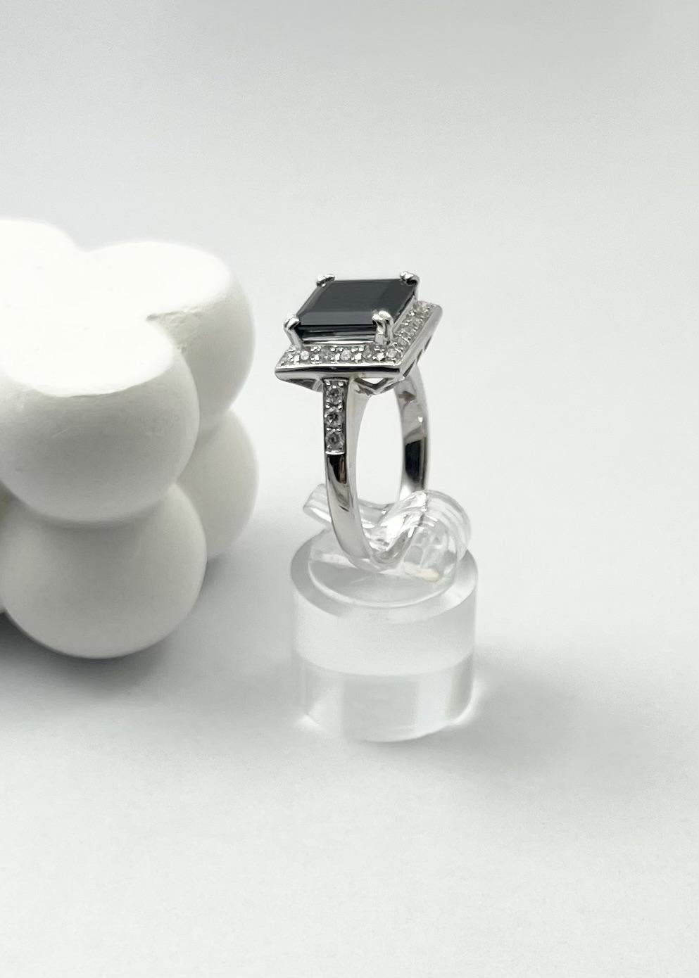 Anello con zaffiro nero e diamante con montatura in oro bianco 18 carati in vendita 8