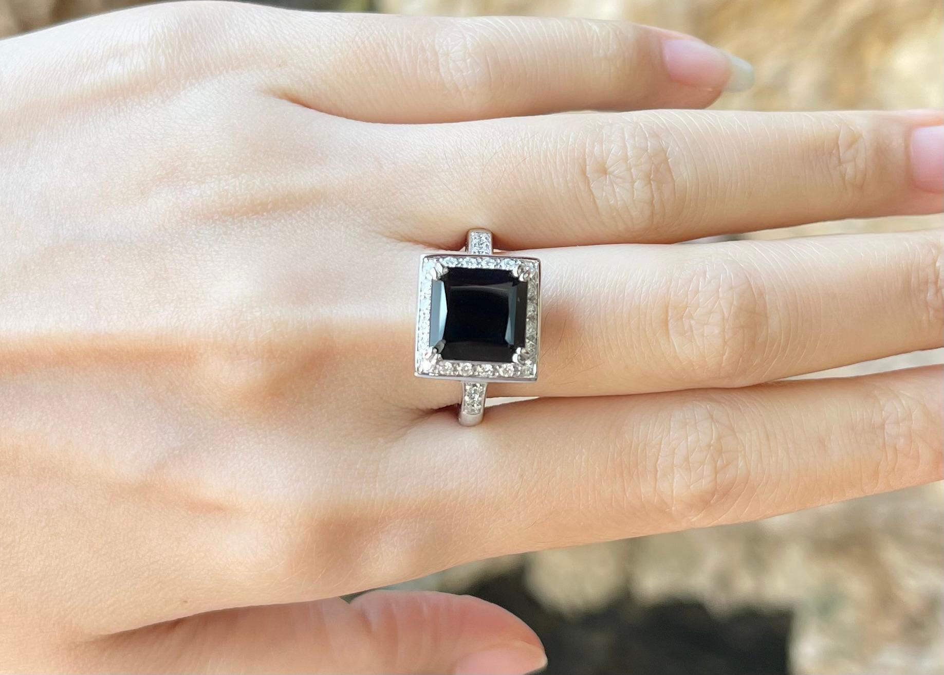 Contemporaneo Anello con zaffiro nero e diamante con montatura in oro bianco 18 carati in vendita