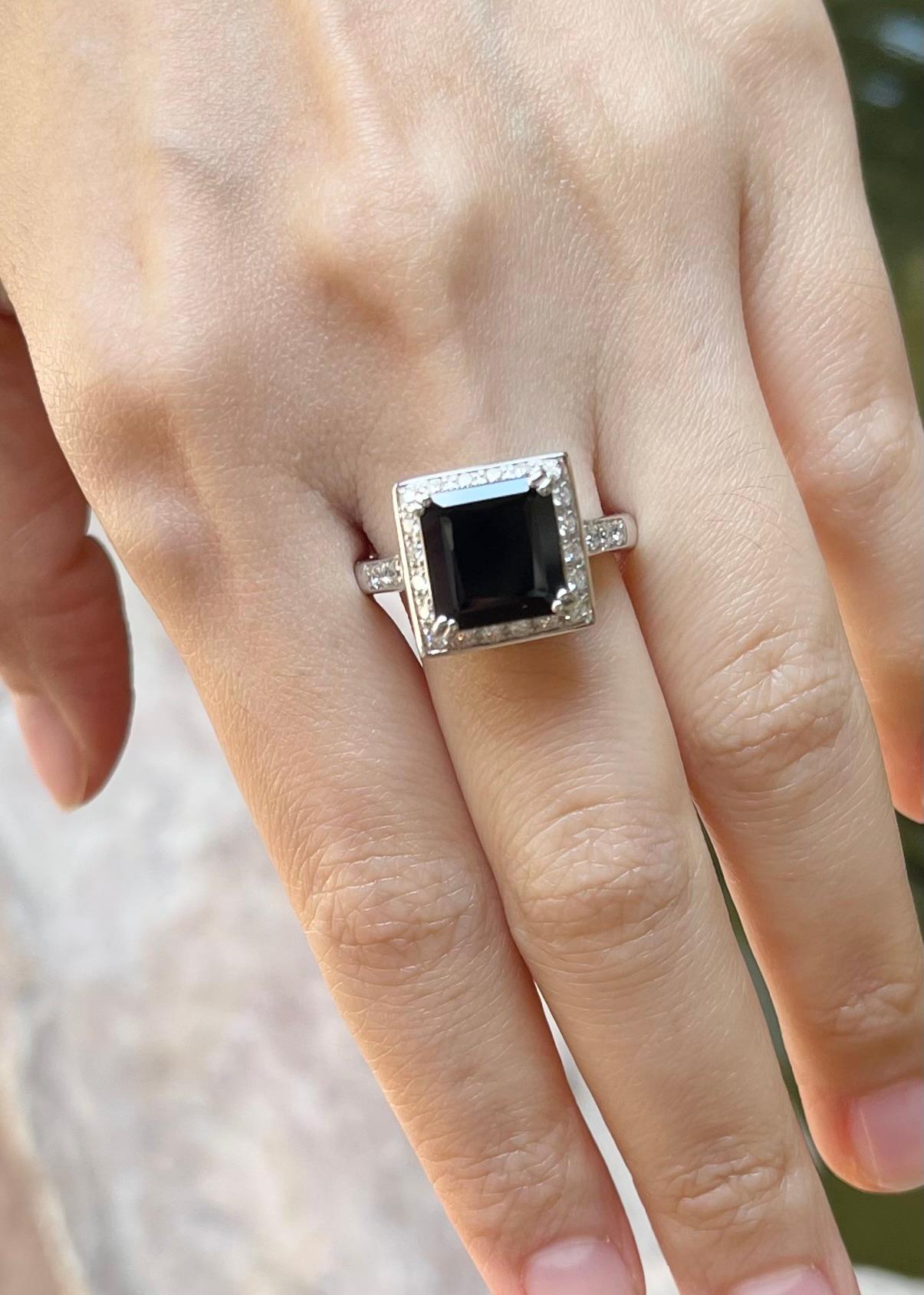 Taglio princess Anello con zaffiro nero e diamante con montatura in oro bianco 18 carati in vendita