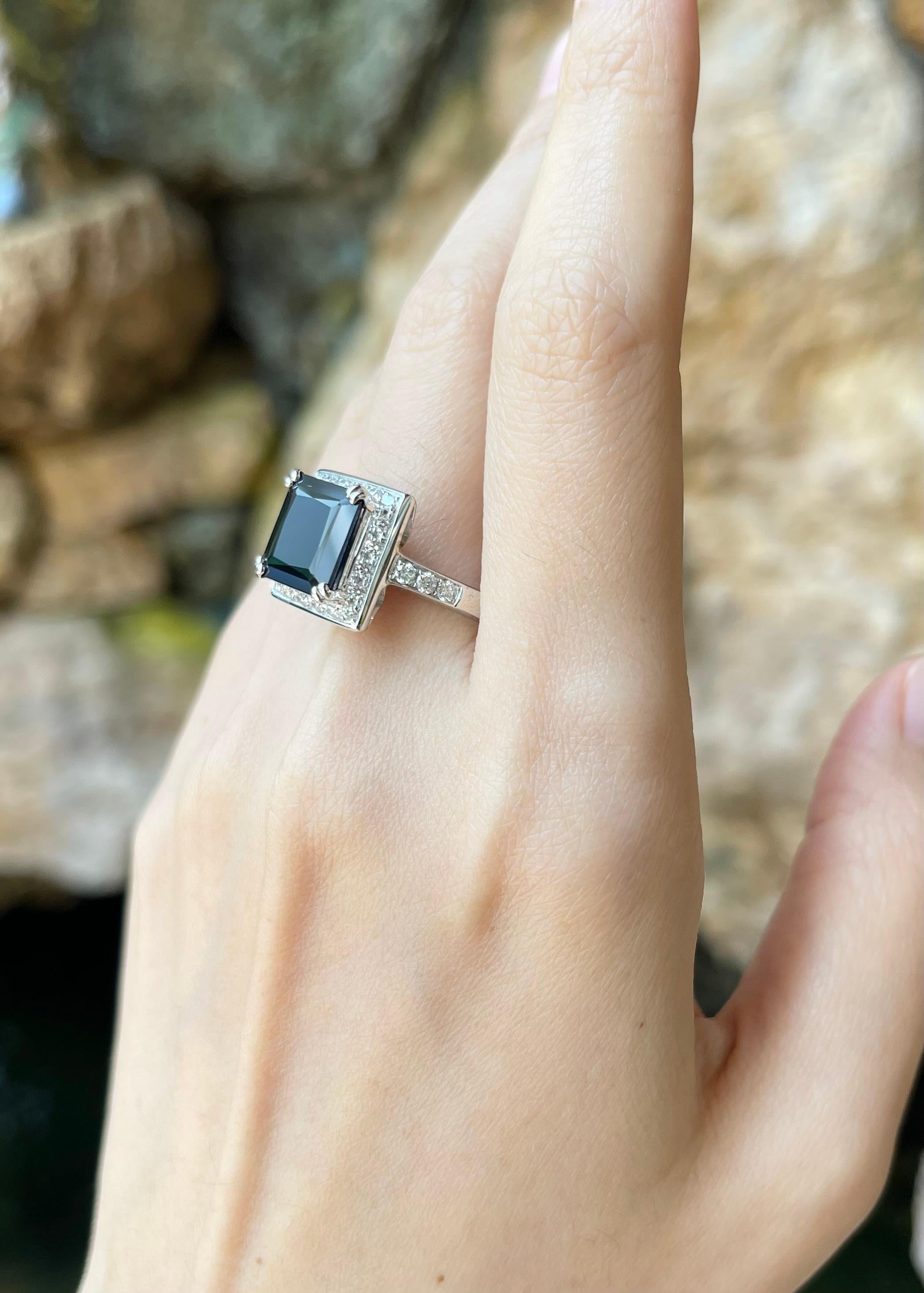 Anello con zaffiro nero e diamante con montatura in oro bianco 18 carati In condizioni Nuovo in vendita a Bangkok, TH