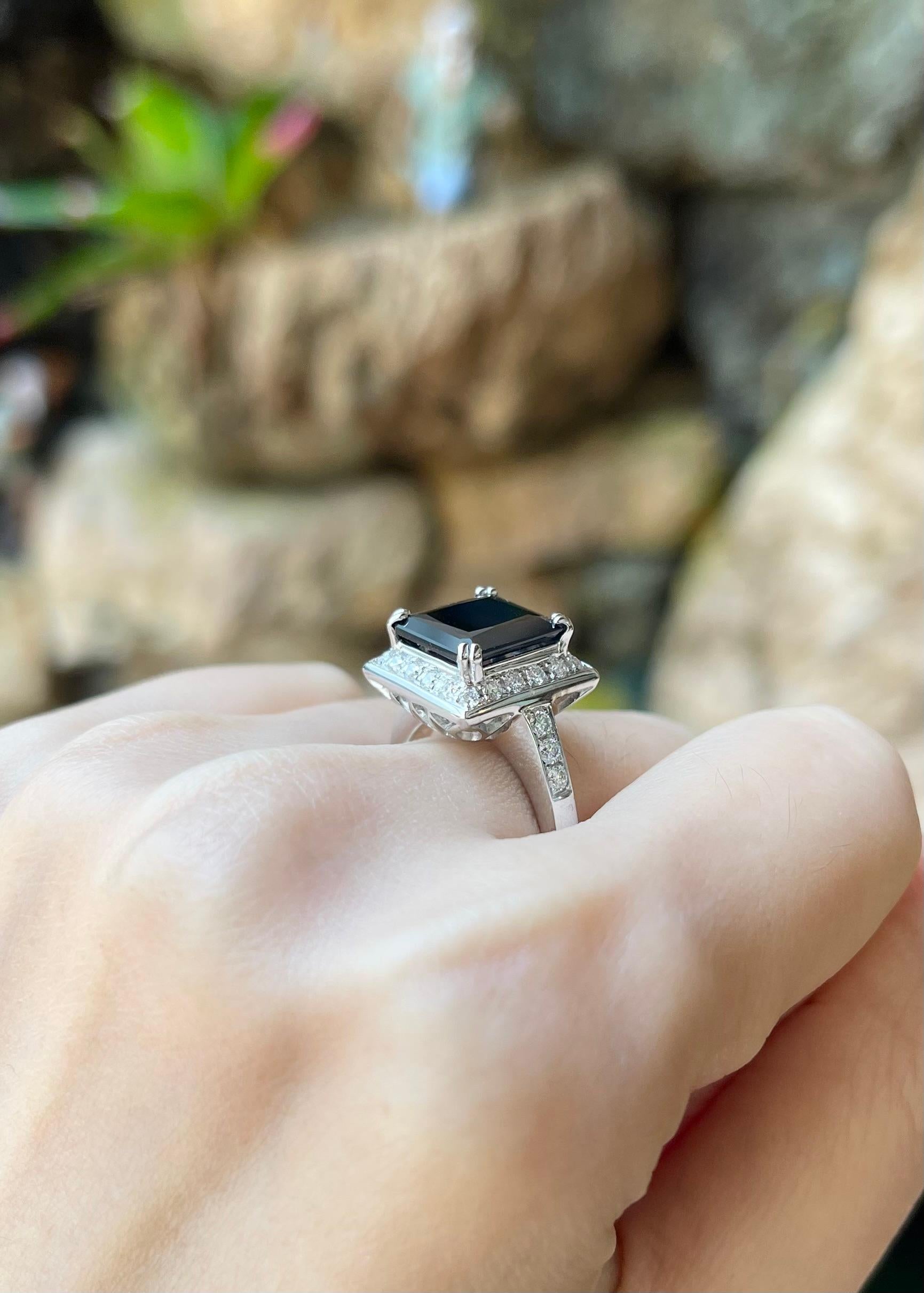 Donna Anello con zaffiro nero e diamante con montatura in oro bianco 18 carati in vendita