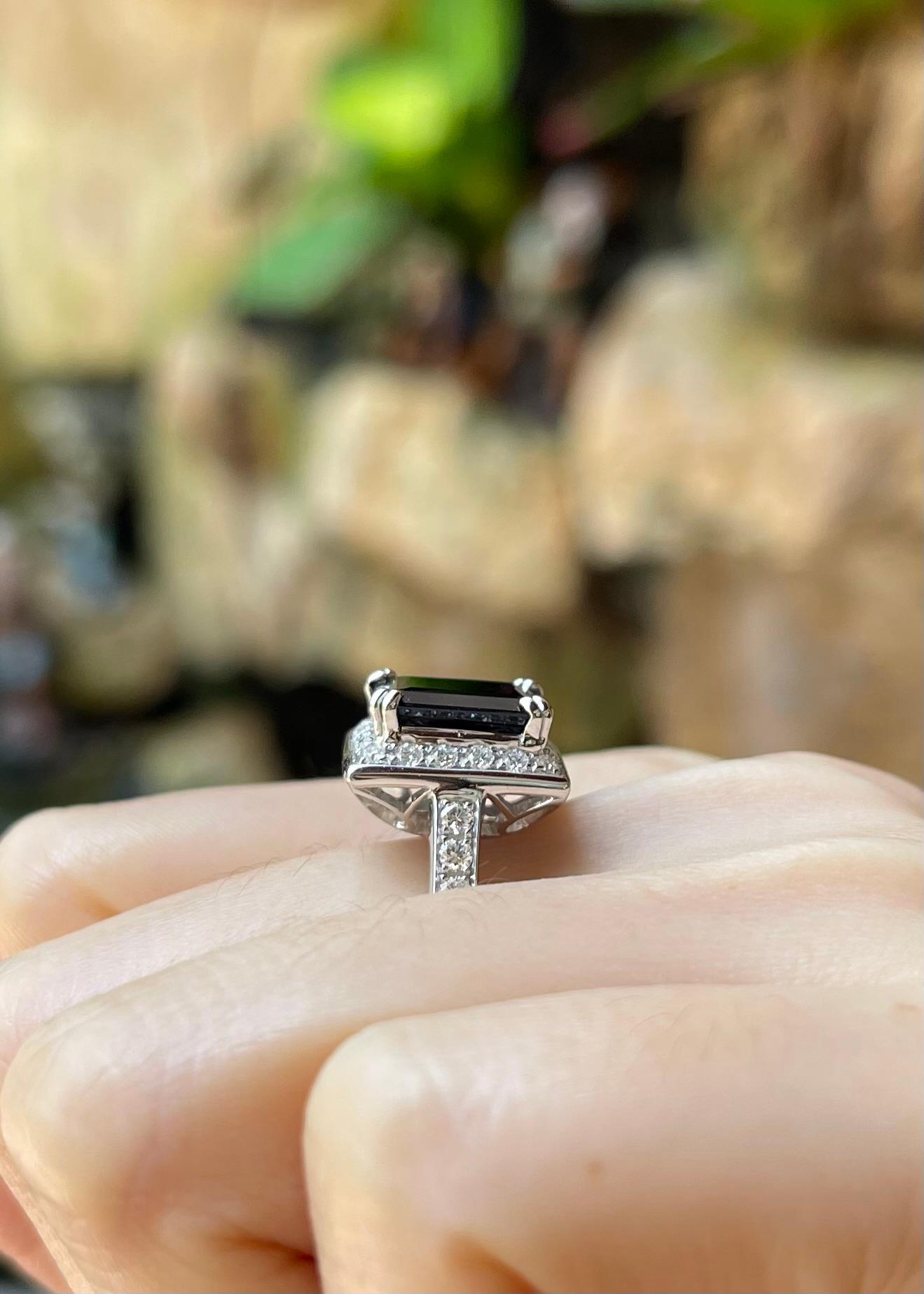 Anello con zaffiro nero e diamante con montatura in oro bianco 18 carati in vendita 1