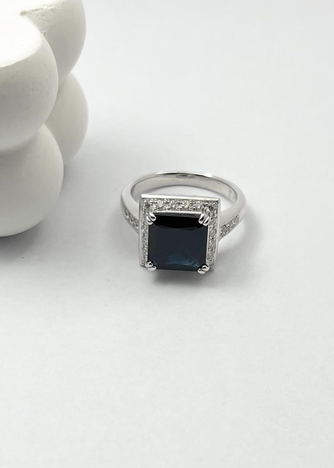 Anello con zaffiro nero e diamante con montatura in oro bianco 18 carati in vendita 2