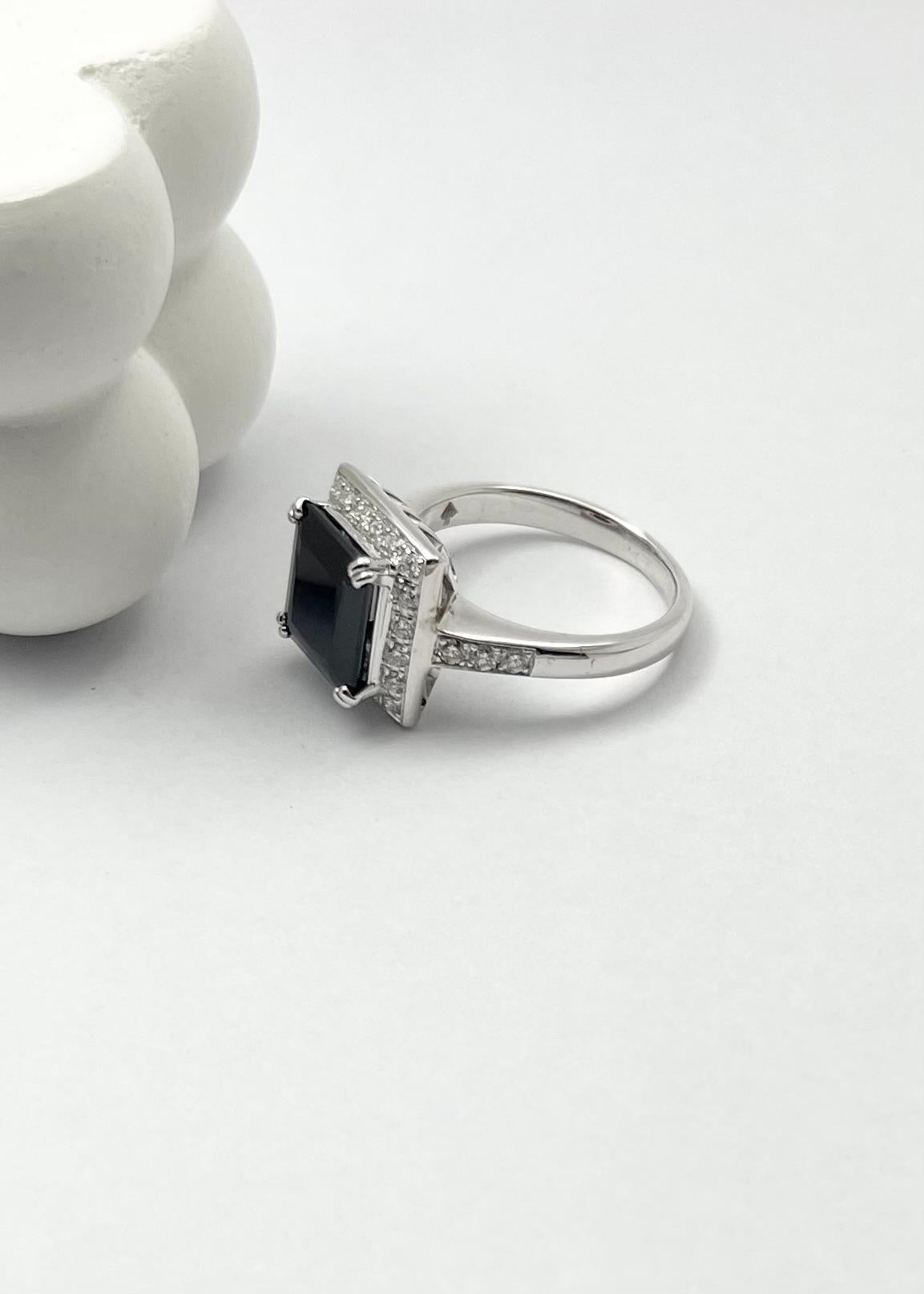 Anello con zaffiro nero e diamante con montatura in oro bianco 18 carati in vendita 3