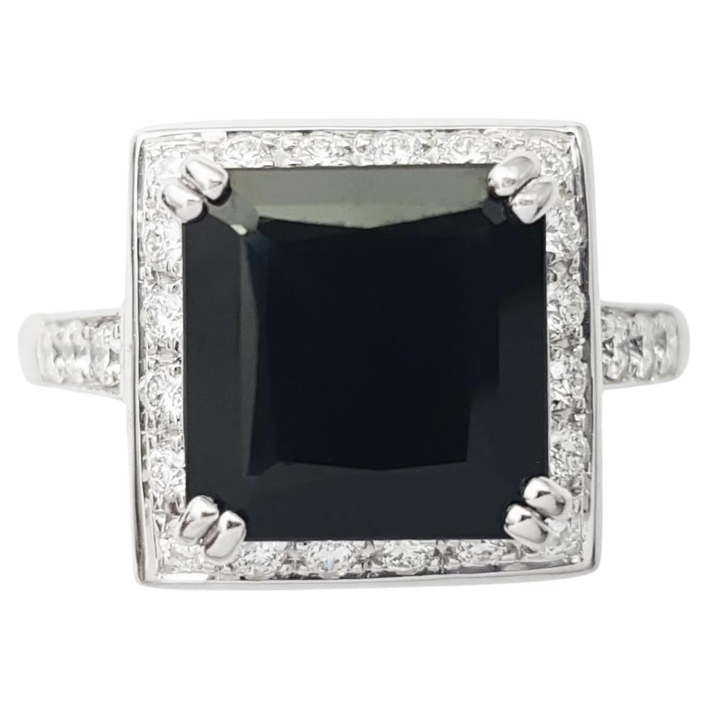 Anello con zaffiro nero e diamante con montatura in oro bianco 18 carati