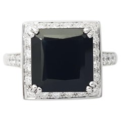 Anello con zaffiro nero e diamante con montatura in oro bianco 18 carati