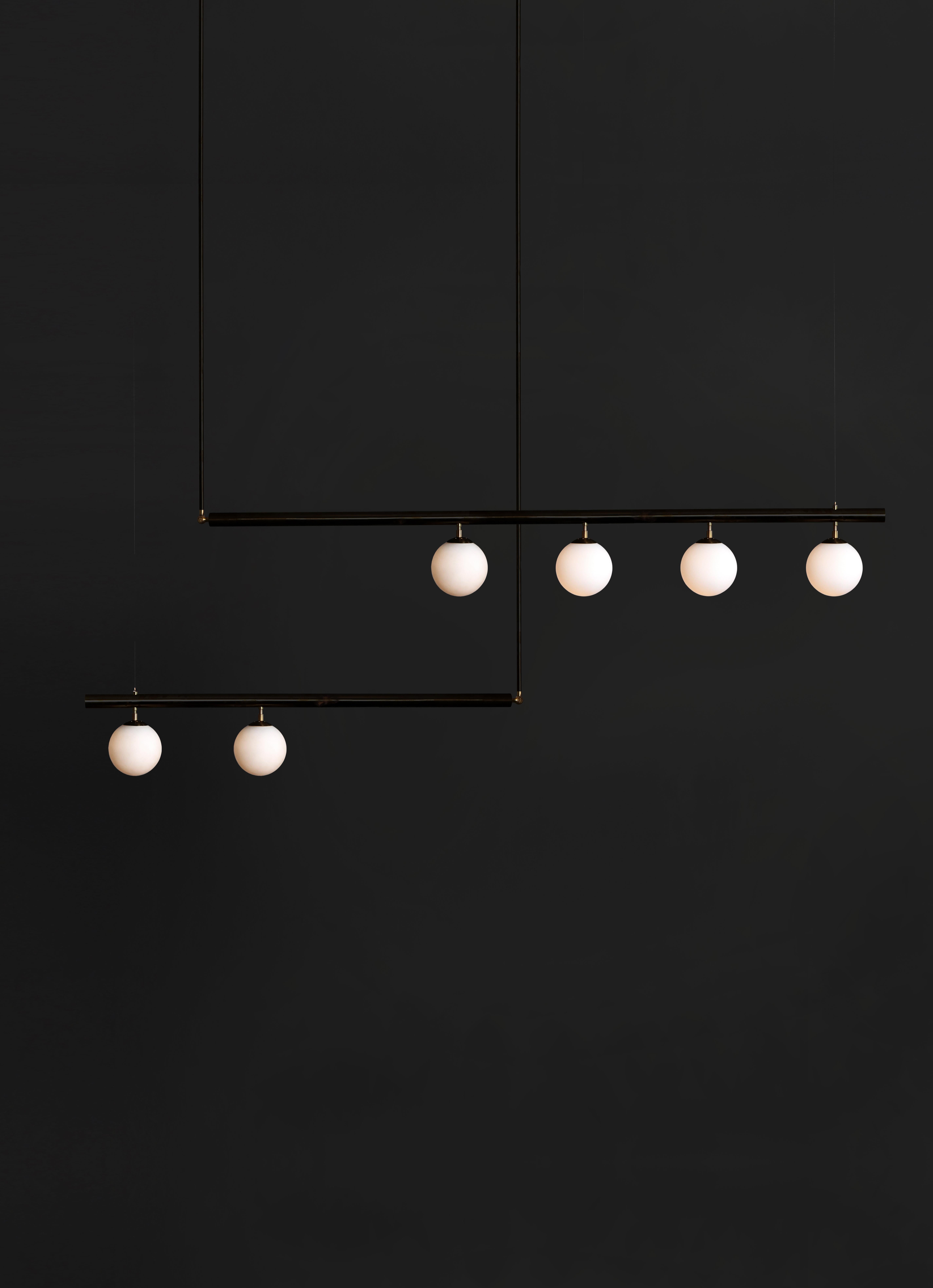 Ciondolo scolpito Black Satellite II di Paul Matter
Materiali: Ottone annerito con dettagli in ottone spazzolato.
Dimensioni: 193 x 129,5 x 15,2 cm

Satellite si ispira al movimento concettuale e minimalista degli anni Sessanta e Settanta.
